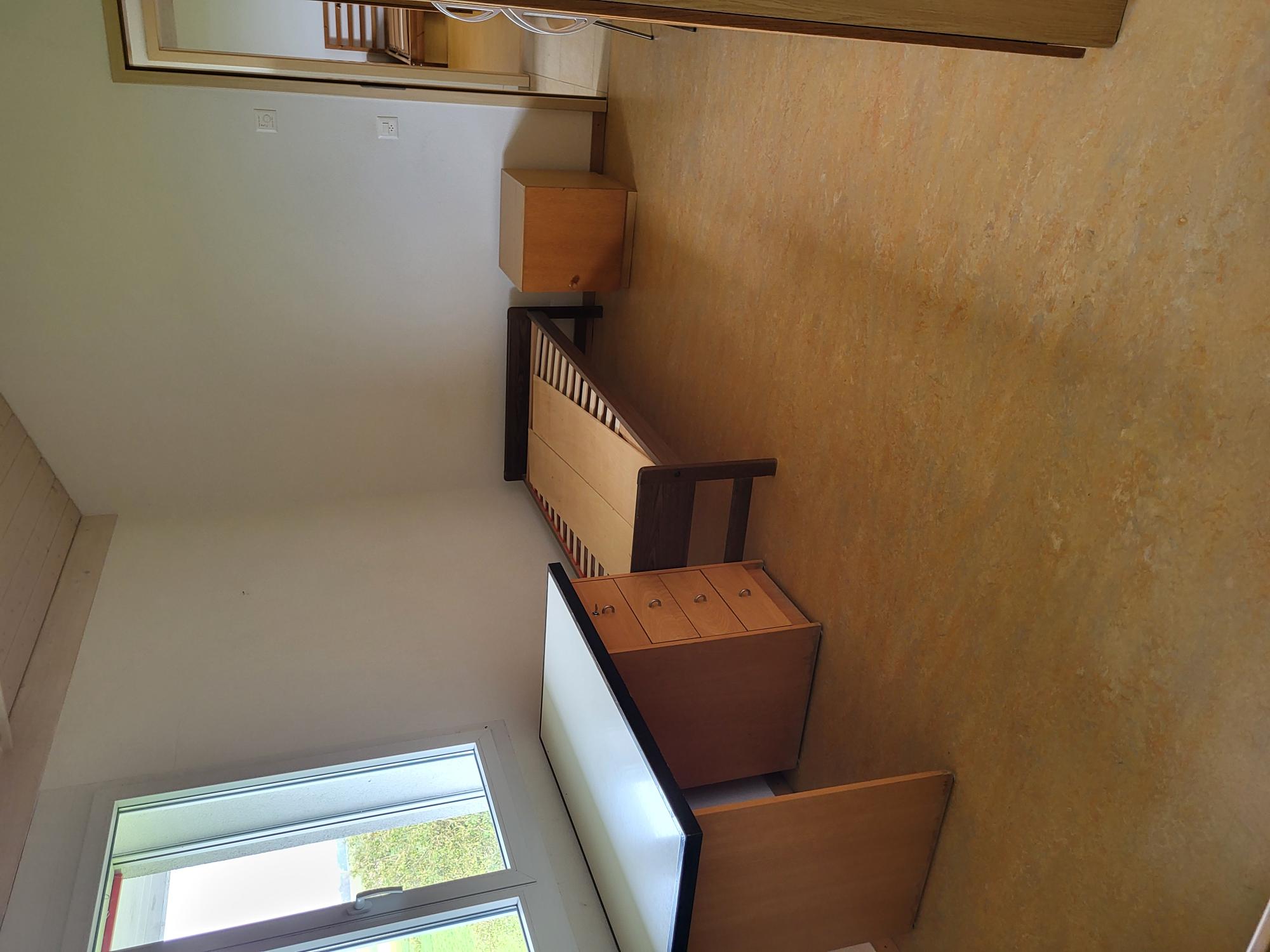 Schlichtes Schlafzimmer mit einfacher Möblierung