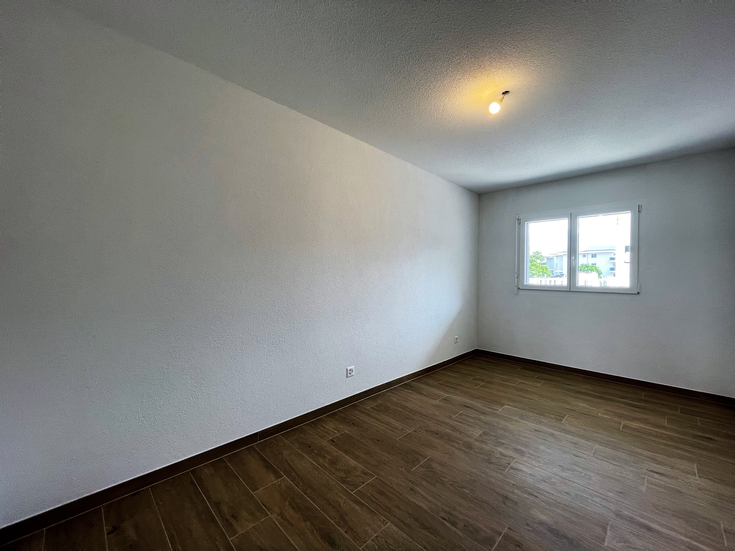 Leerer heller Raum mit Fenster