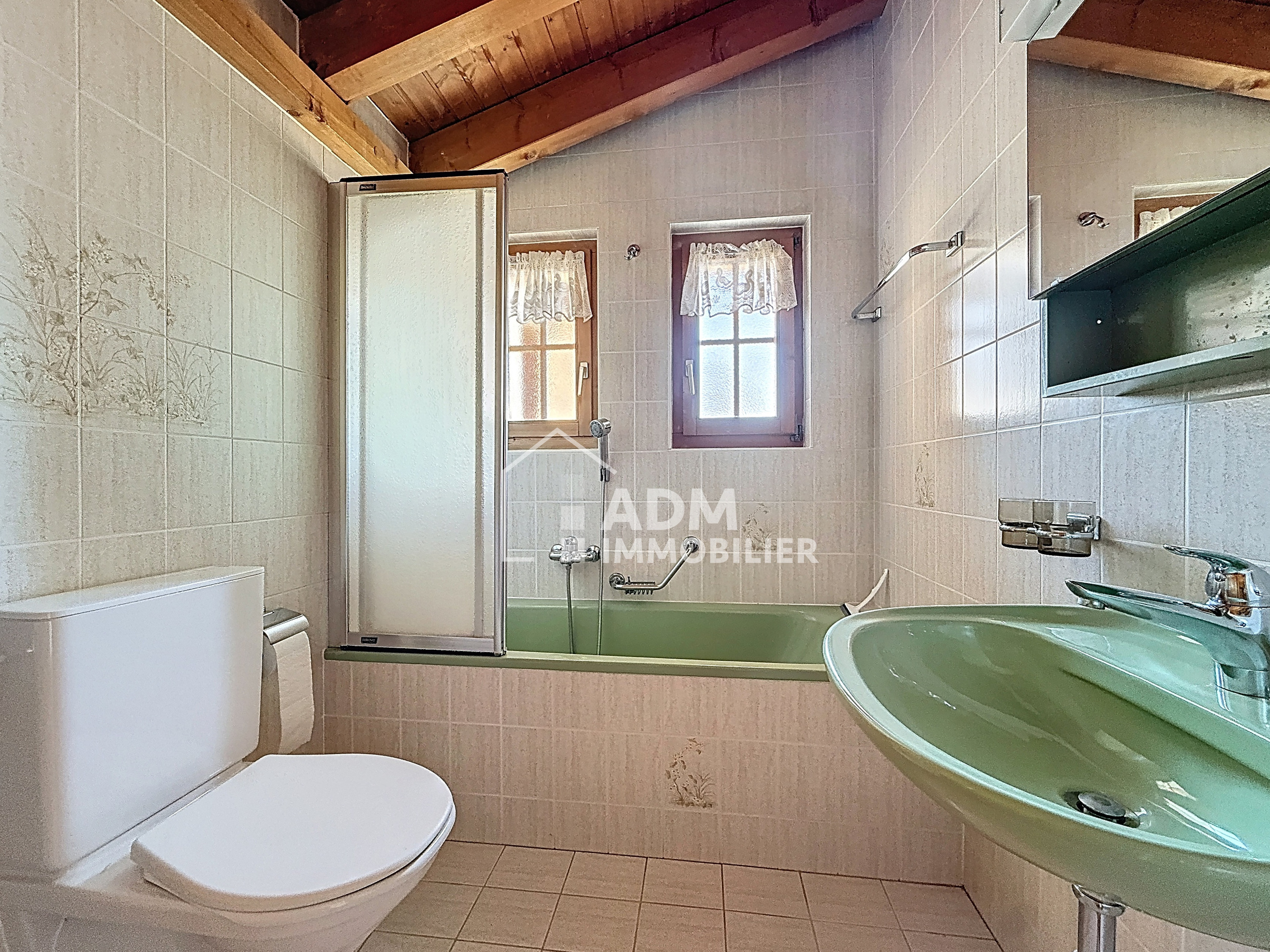 Kleines Badezimmer mit Badewanne und Toilette