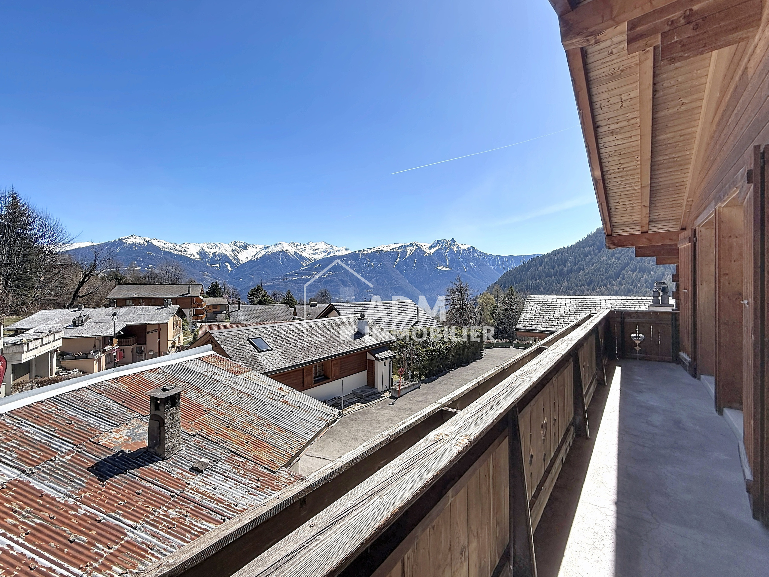 Balkon mit Bergpanorama