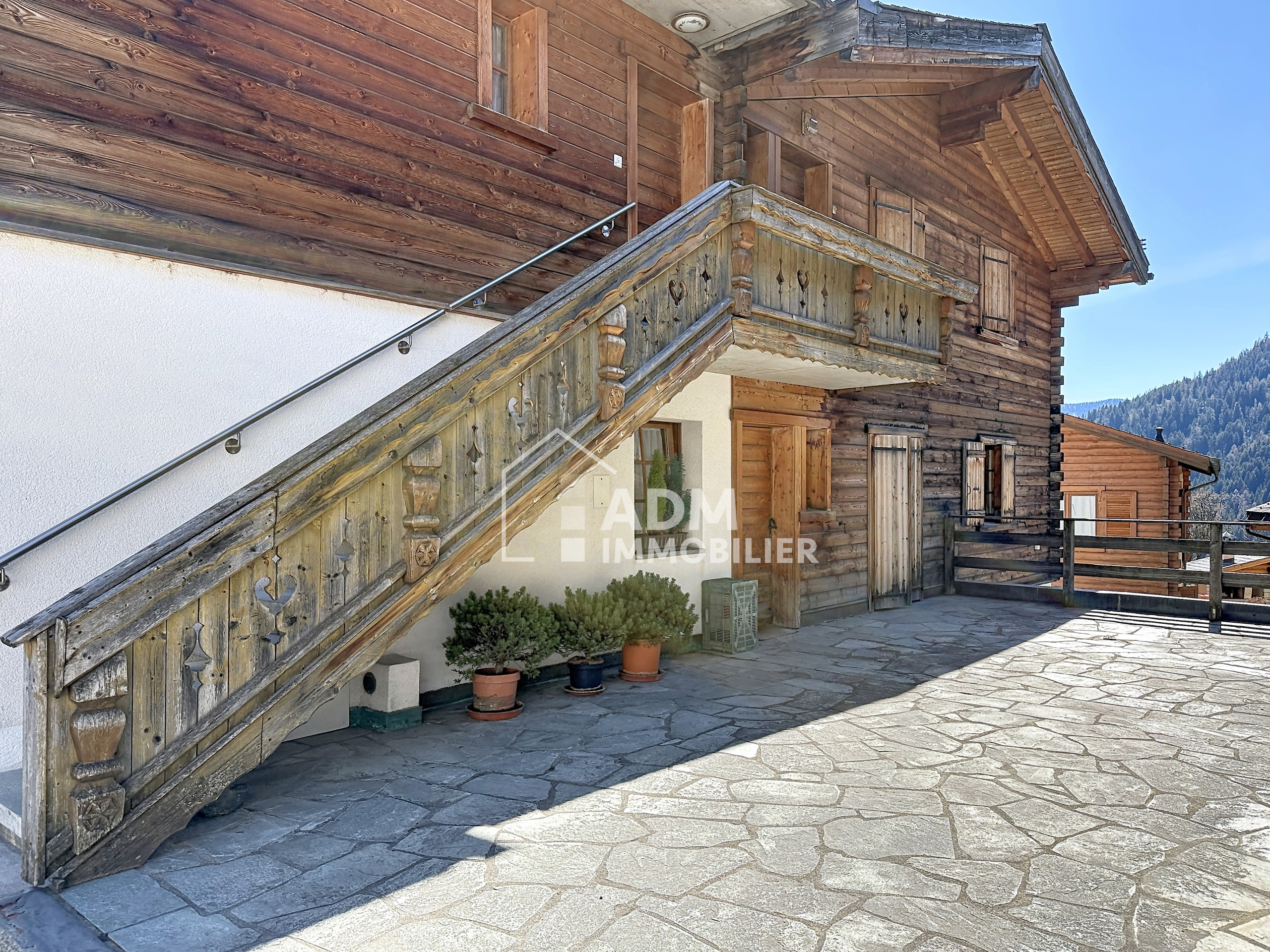 Außenbereich eines alpinen Holzchalets mit Außentreppe