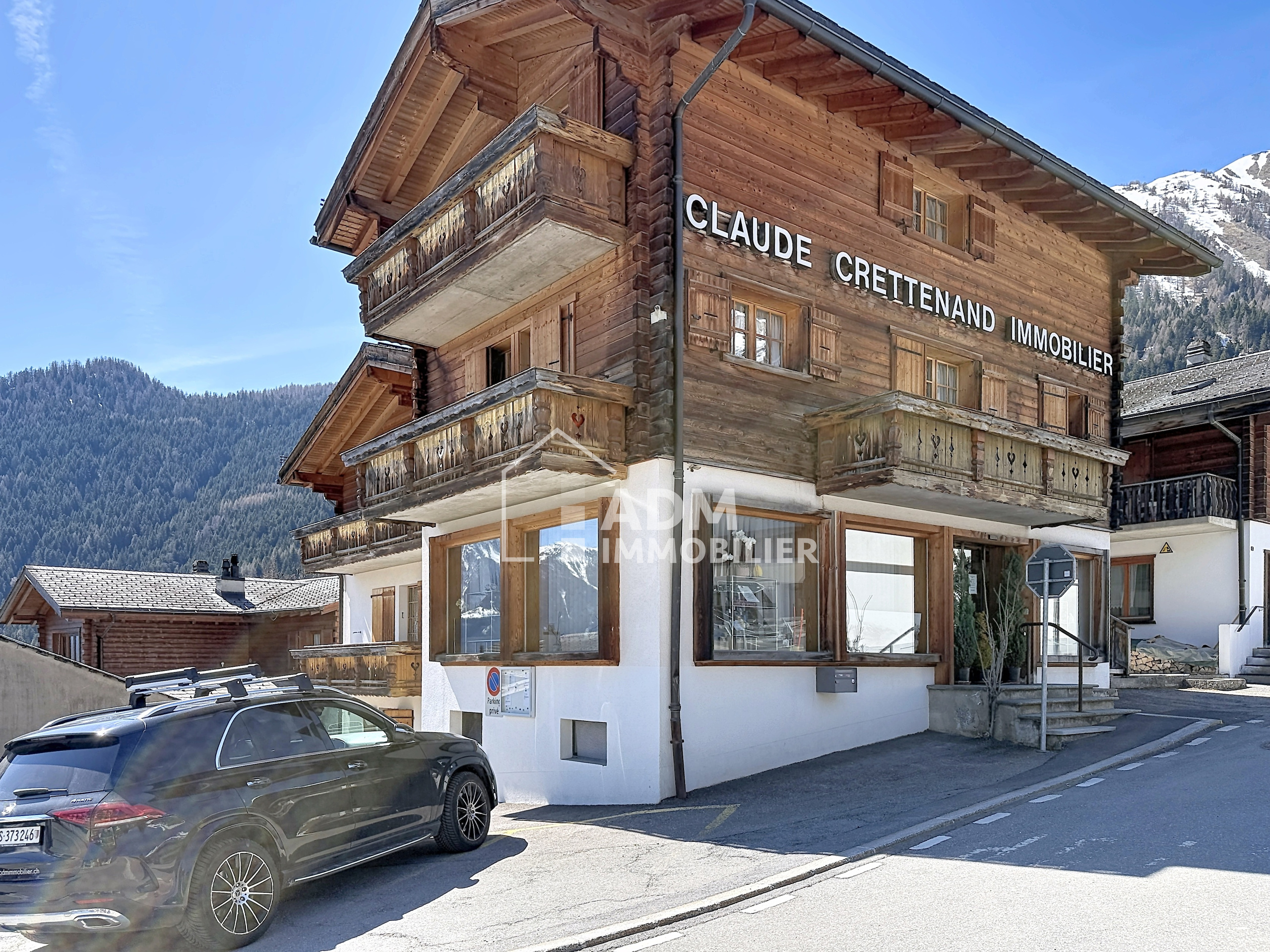 Alpines Holzchalet mit Immobilienbüro