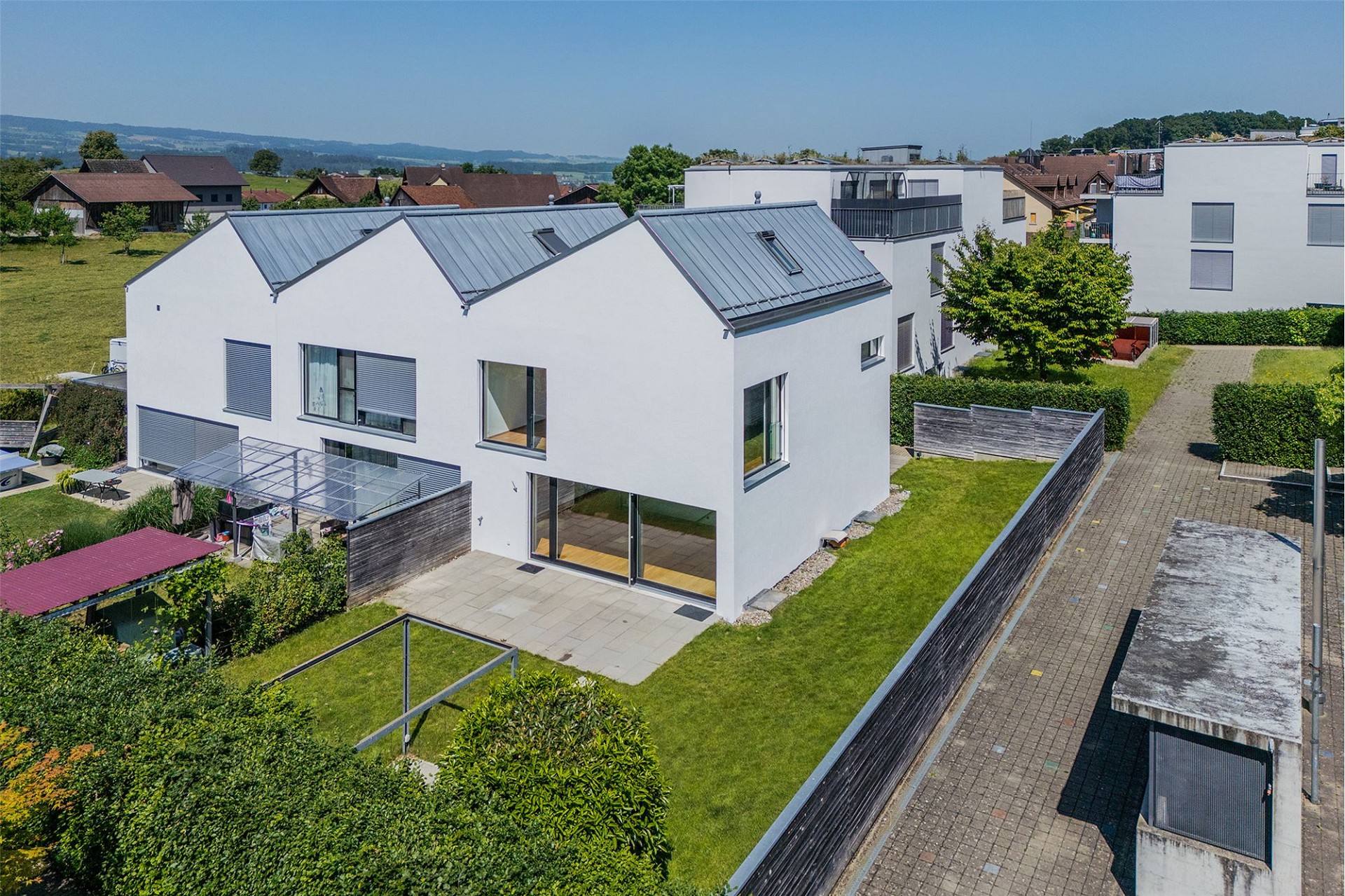 Moderne weiße Wohnhäuser mit Gartenansicht