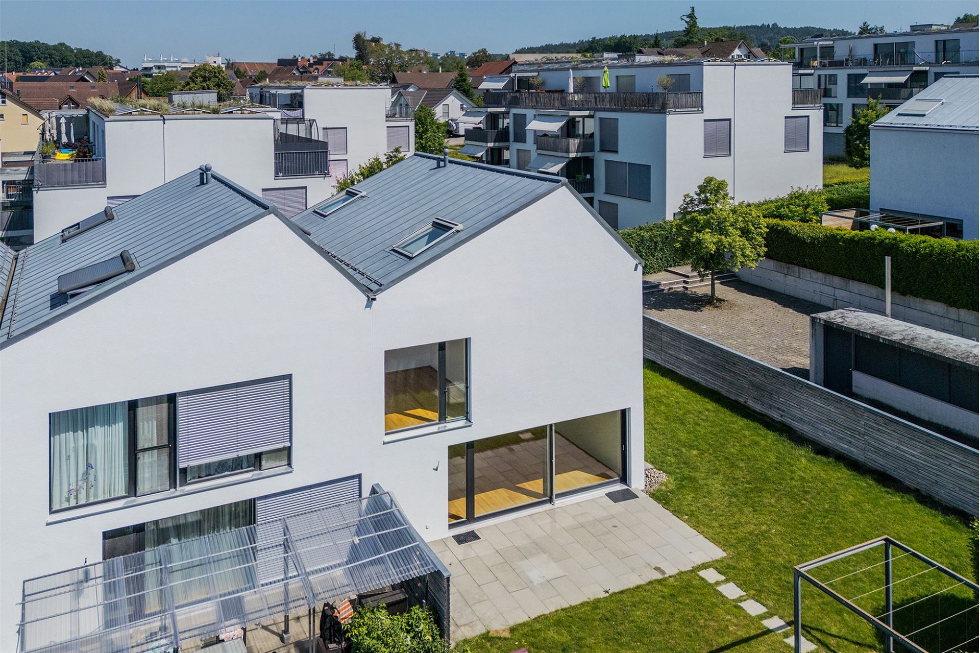 Moderne Wohnbebauung mit Garten und Dachterrassen