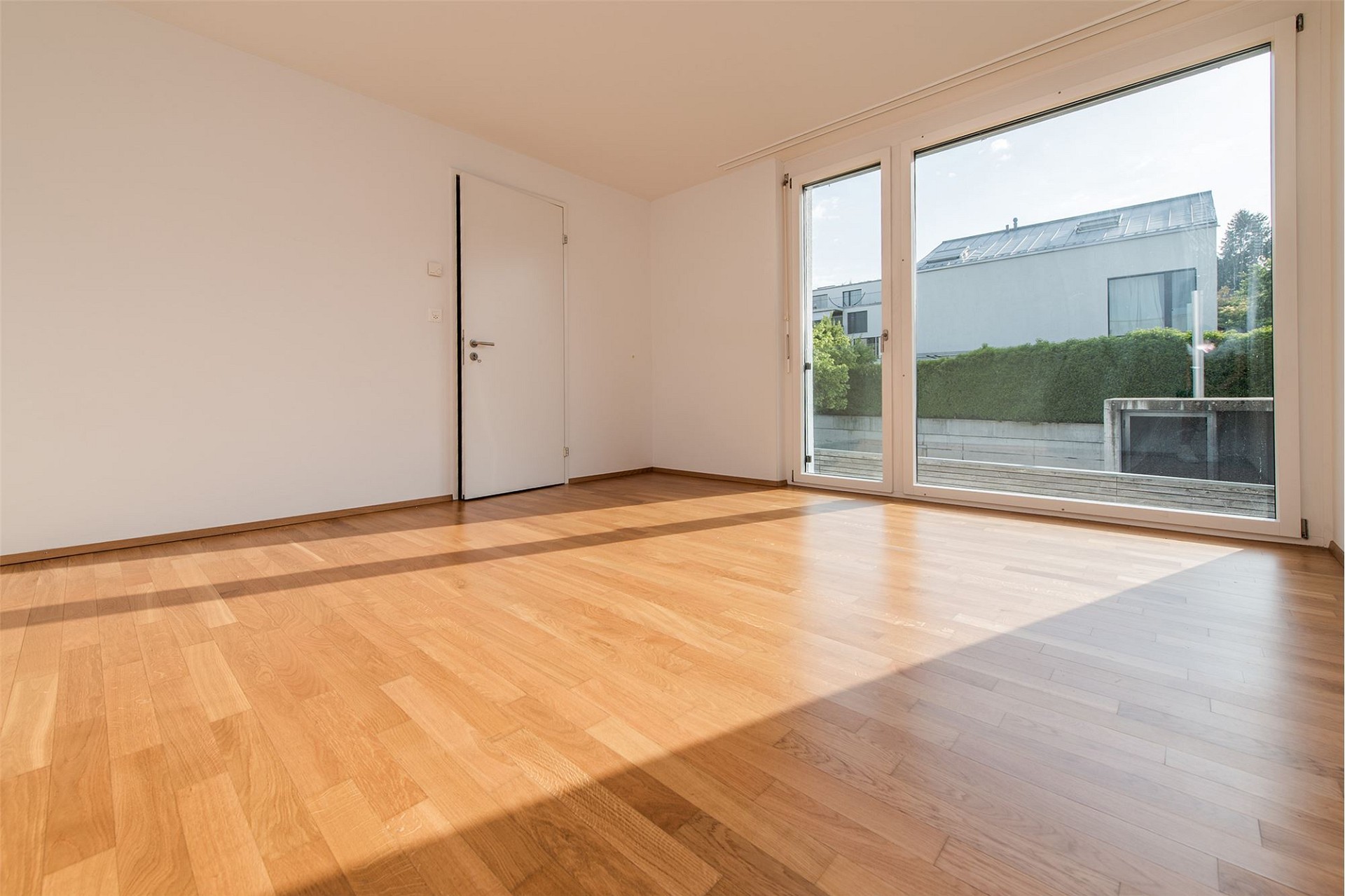 Leerer heller Wohnraum mit Gartenblick