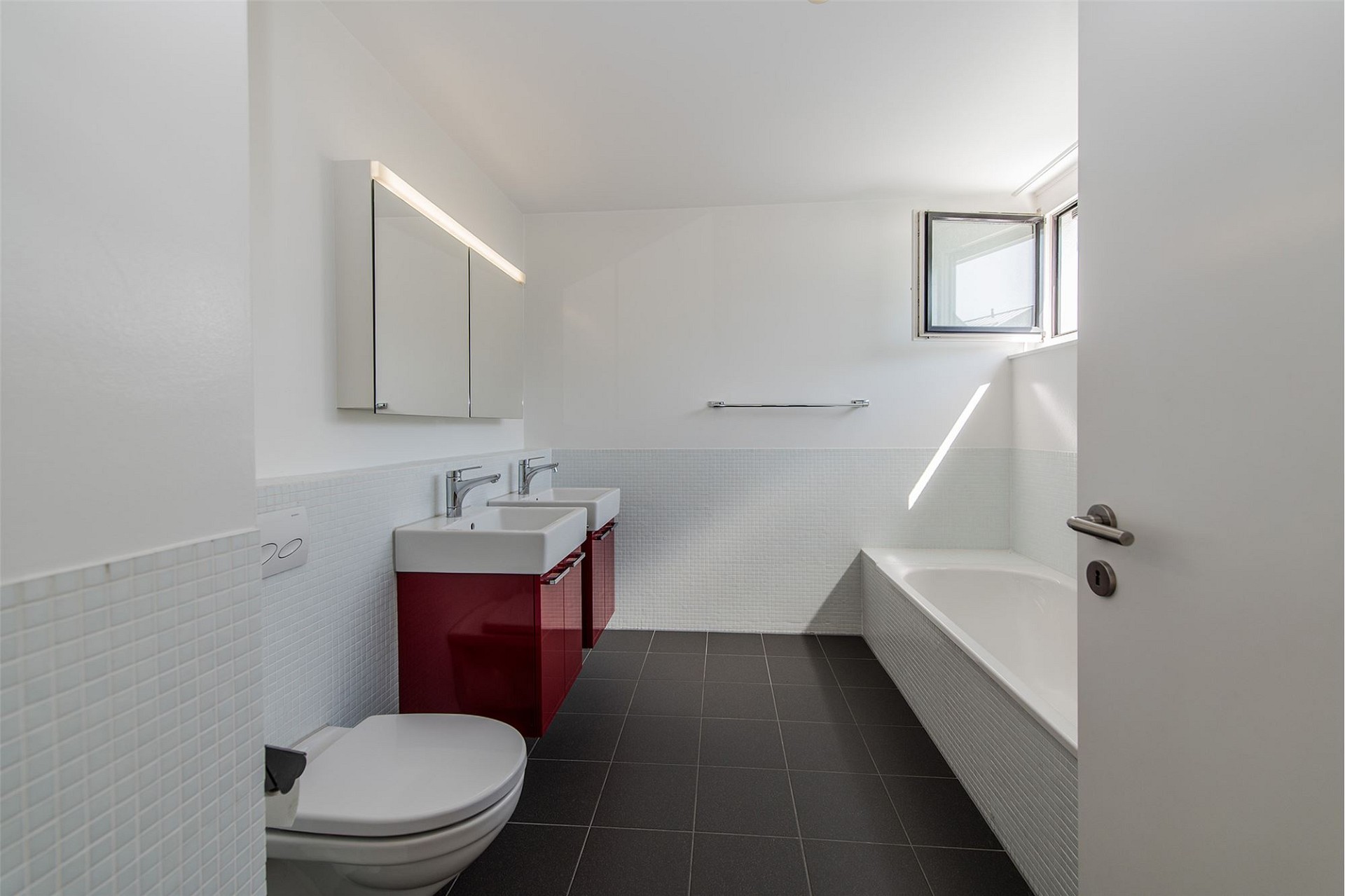 Modernes Badezimmer mit Badewanne und Doppelwaschtisch