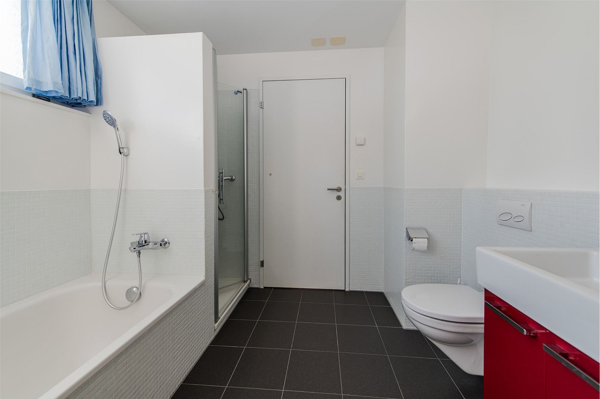 Modernes Badezimmer mit Badewanne, Dusche und WC