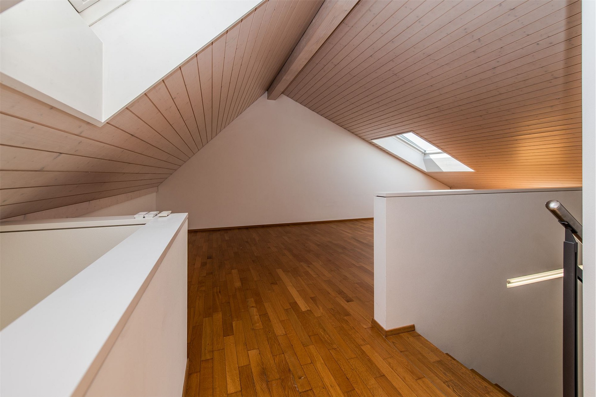 Dachgeschoss-Galerie mit Holzverkleidung