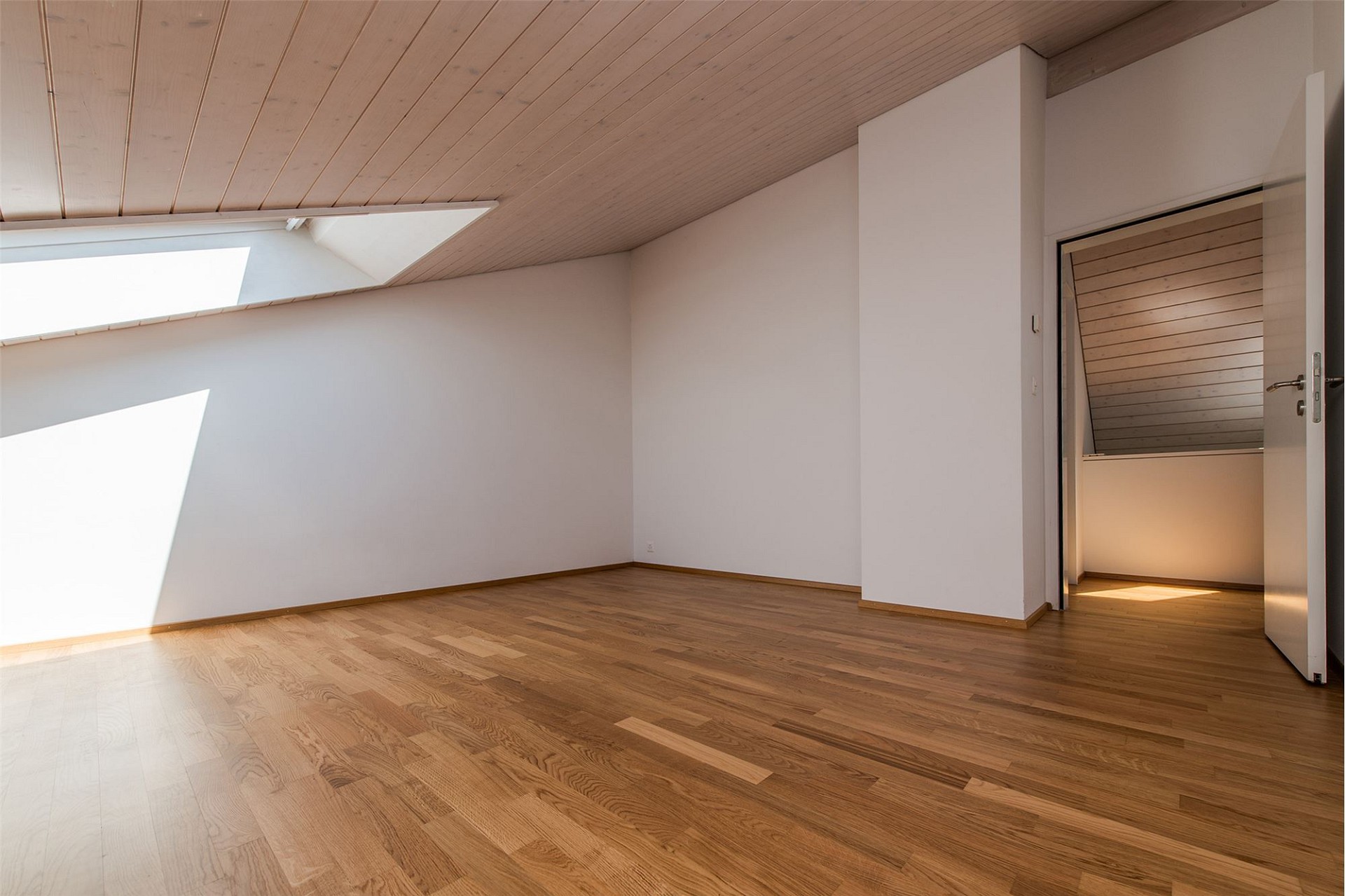 Heller Dachraum mit Holzparkett