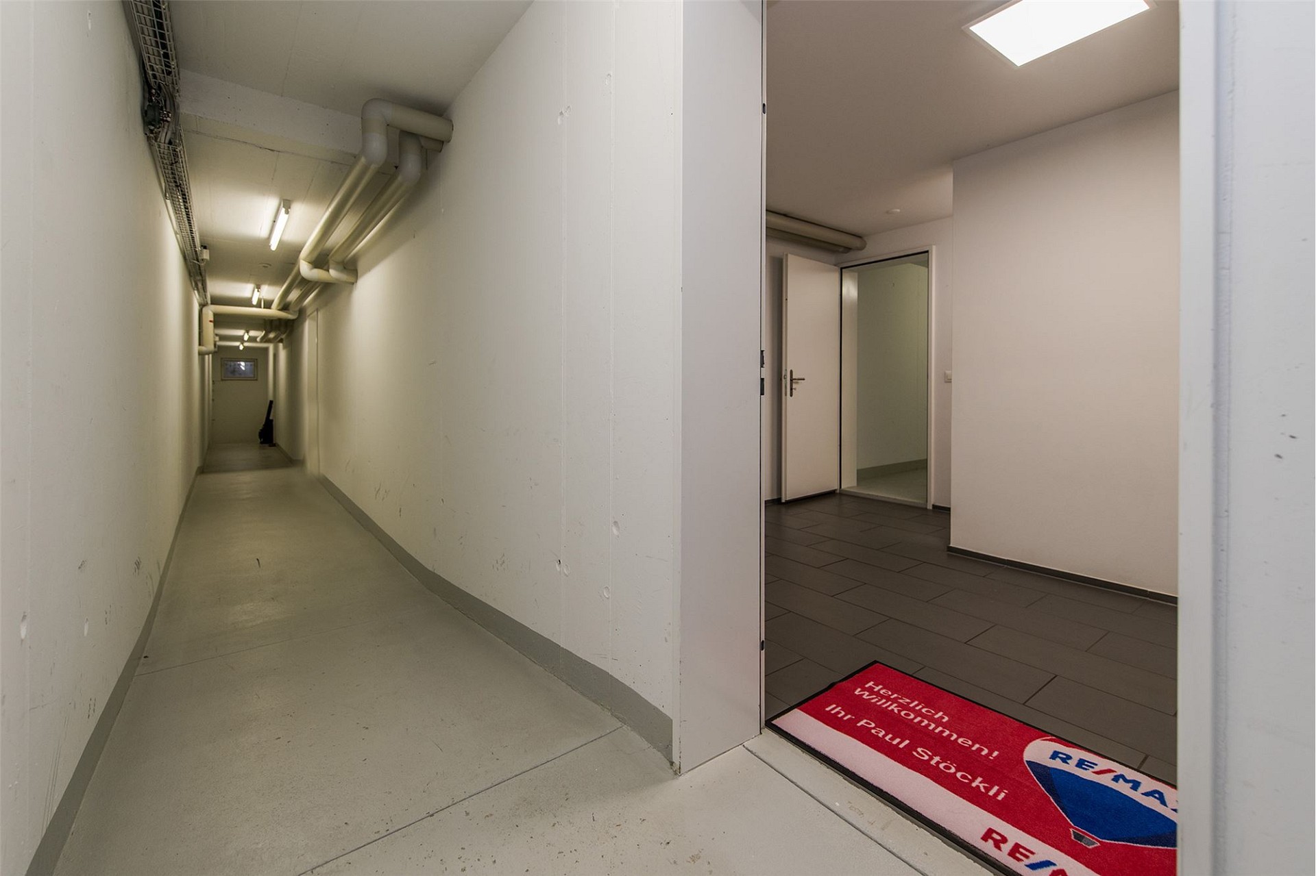 Kellerflur mit offenem Zugang zum Eingangsbereich