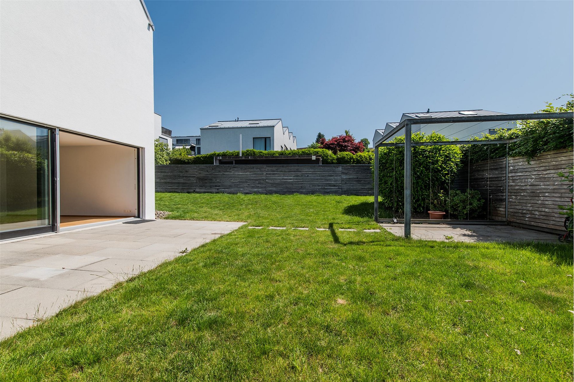 Moderner Garten mit Terrasse