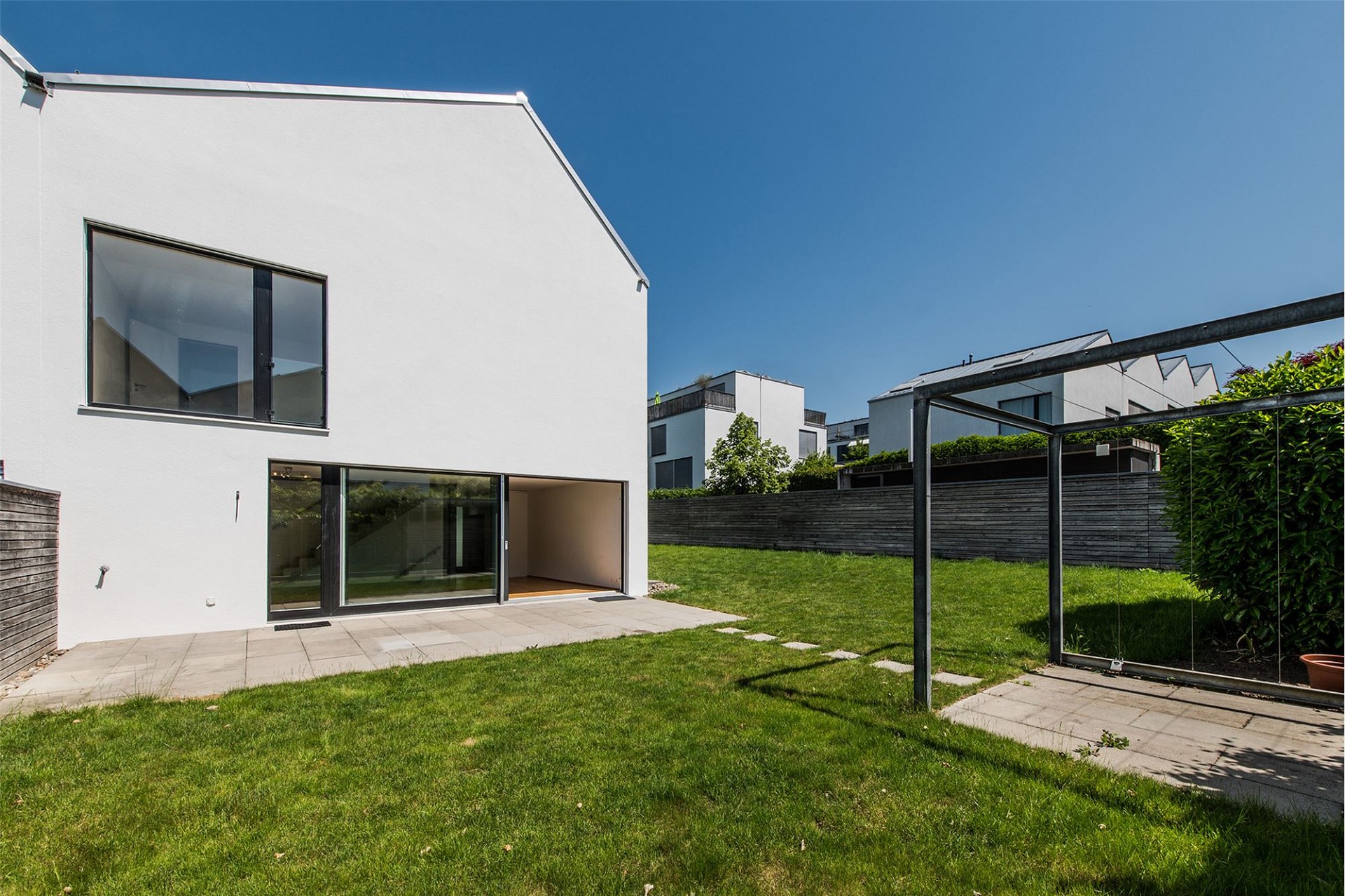 Modernes Einfamilienhaus mit Garten