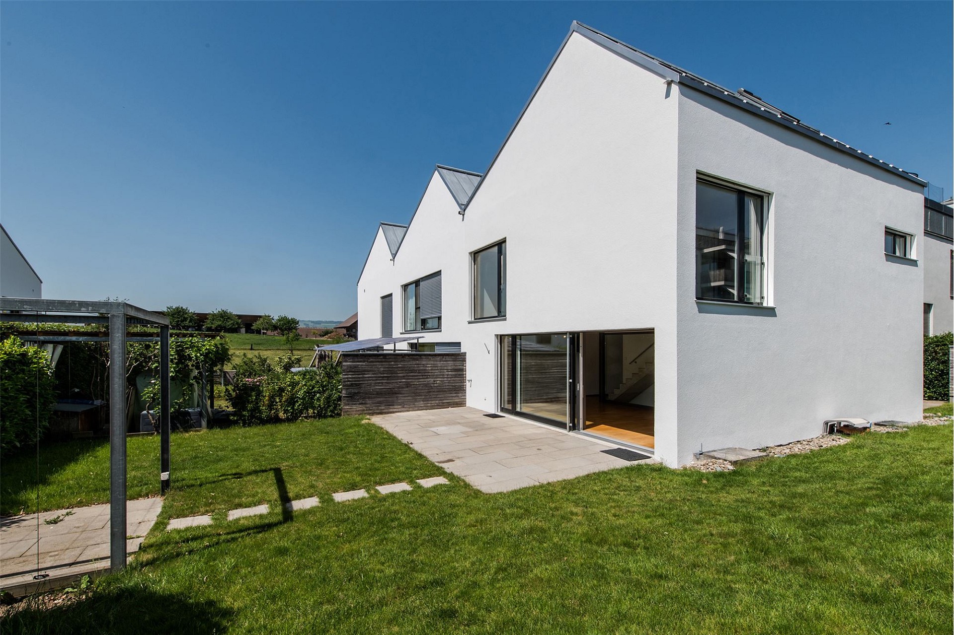 Modernes Einfamilienhaus mit Garten