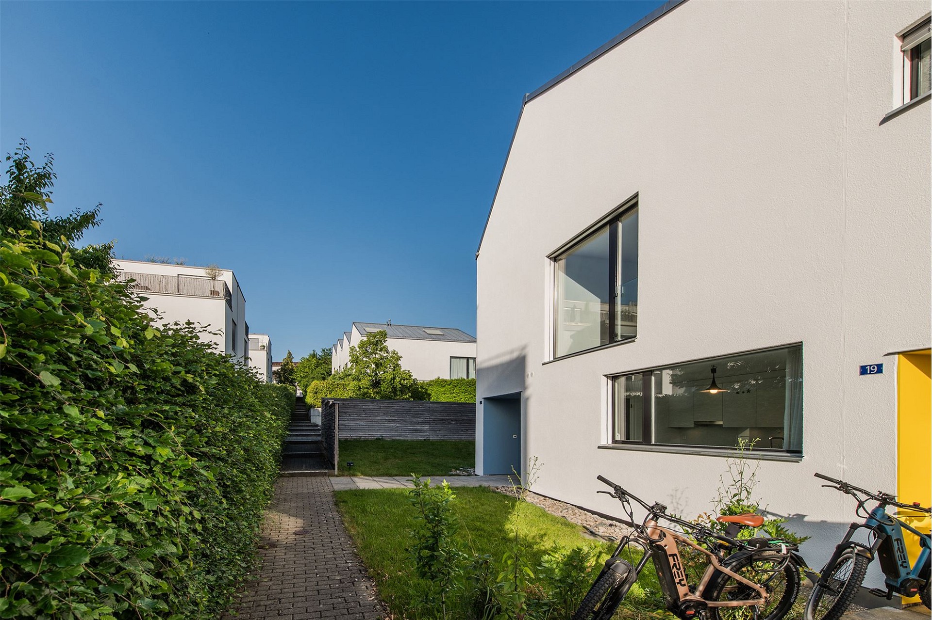 Moderne Wohnanlage mit Gartenweg