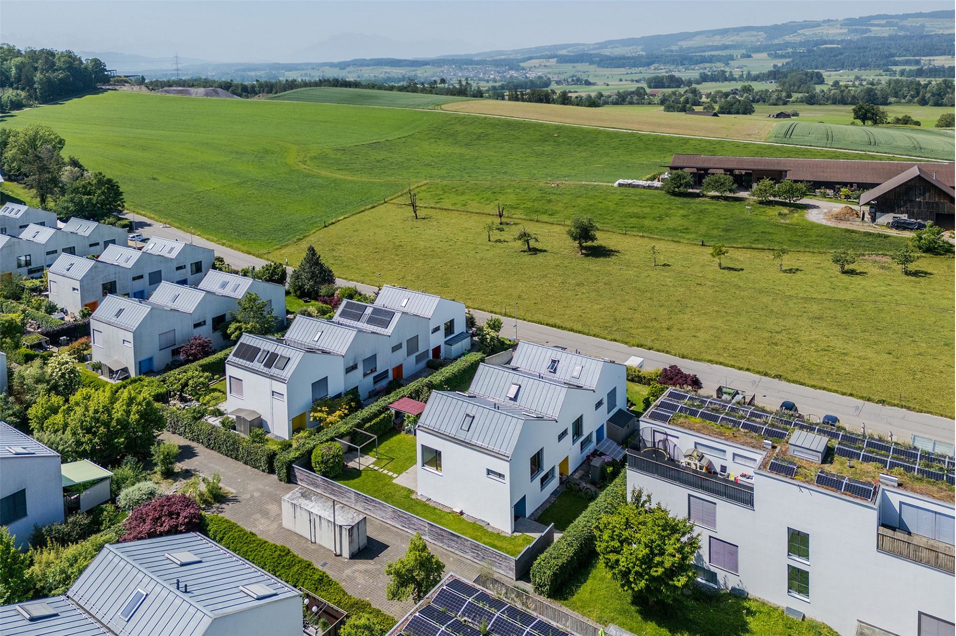 Luftaufnahme eines modernen Wohngebiets im Grünen