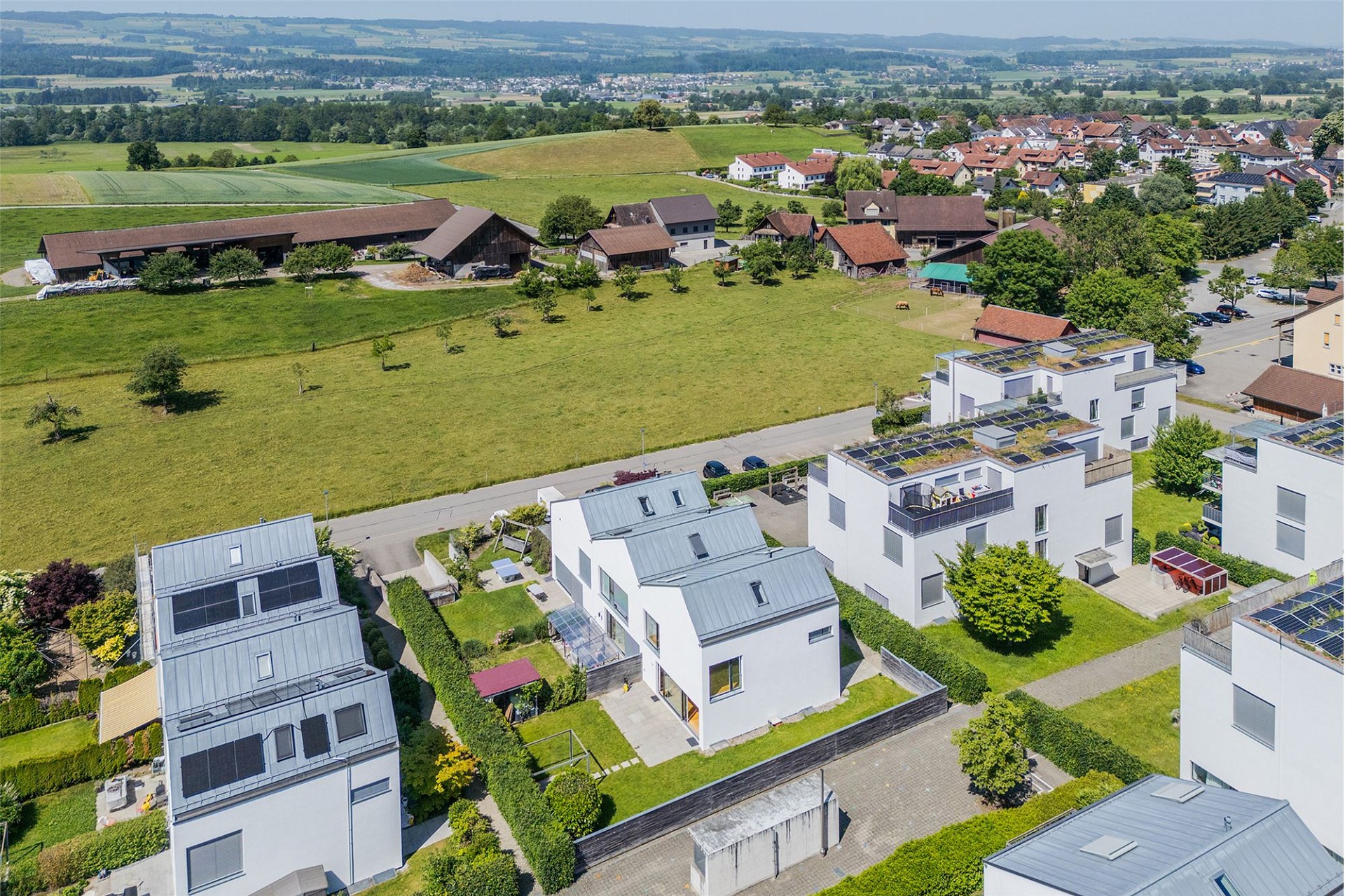 Luftaufnahme einer Wohnsiedlung im Grünen