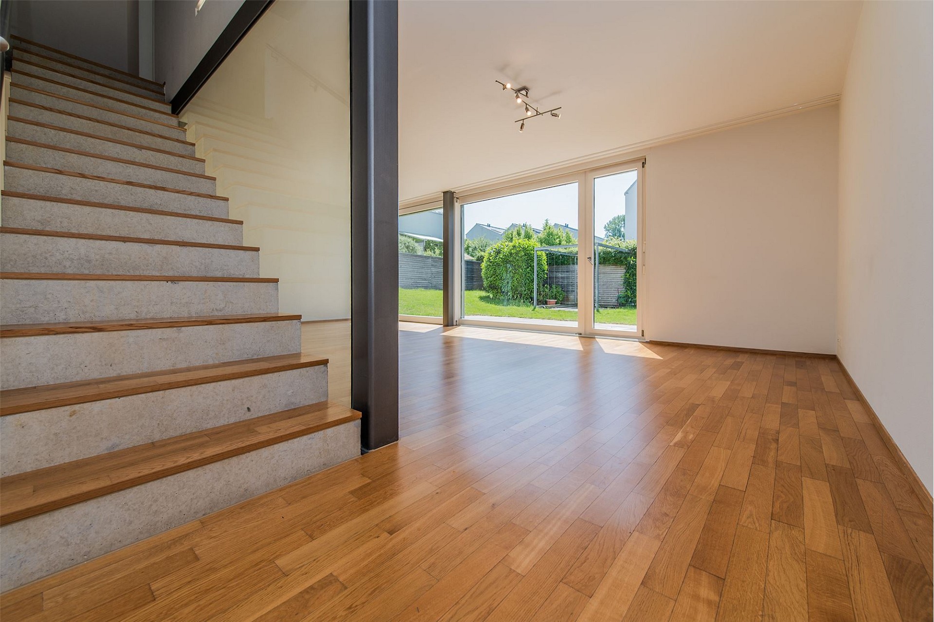 Heller Wohnbereich mit Treppe und Gartenblick