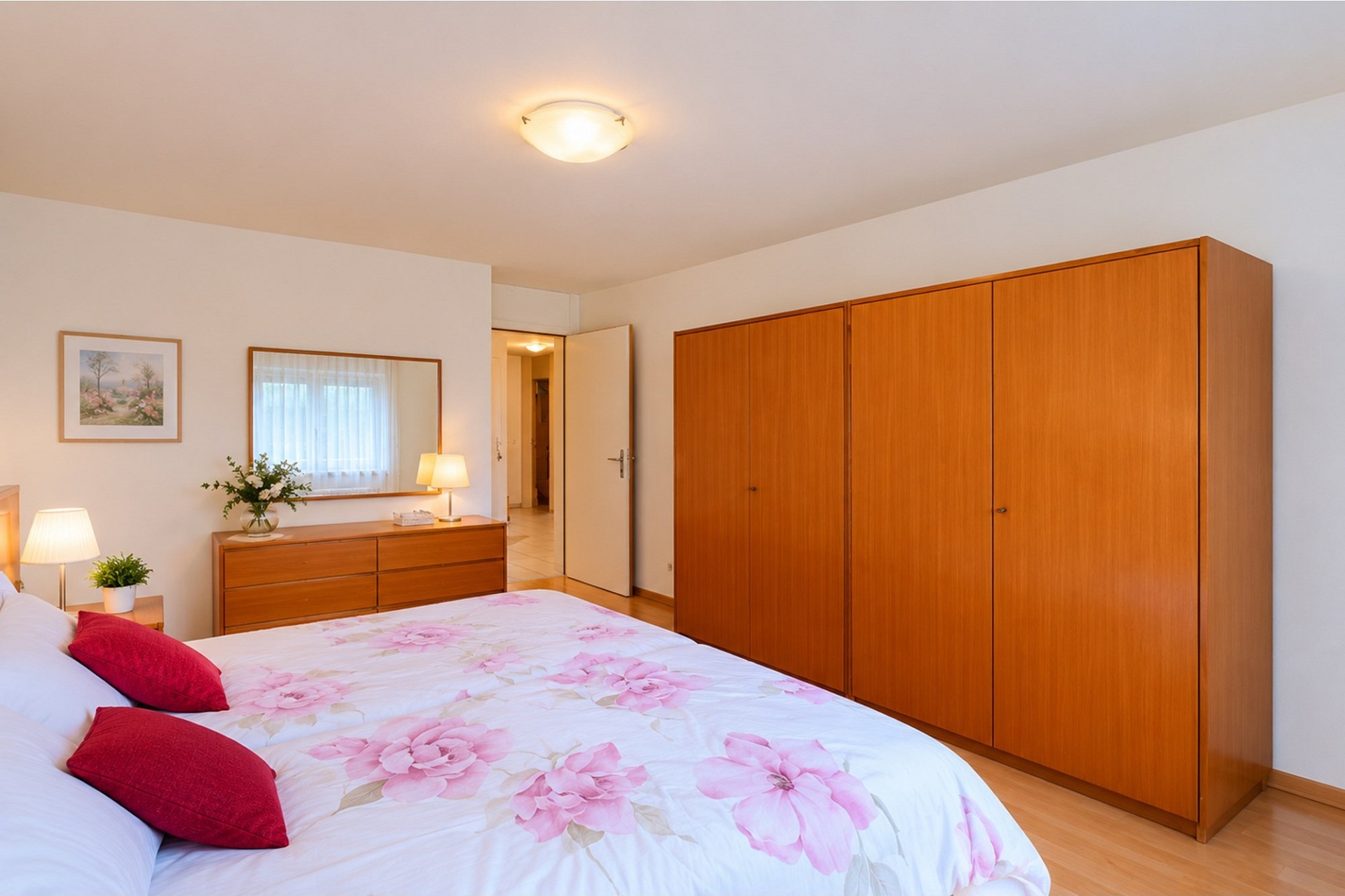 Schlafzimmer mit Holzschrankwand