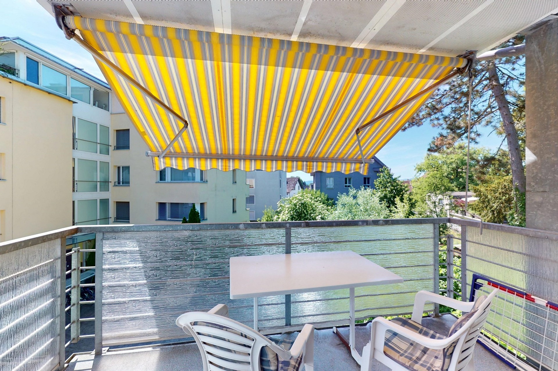 Balkon mit Markise und Ausblick