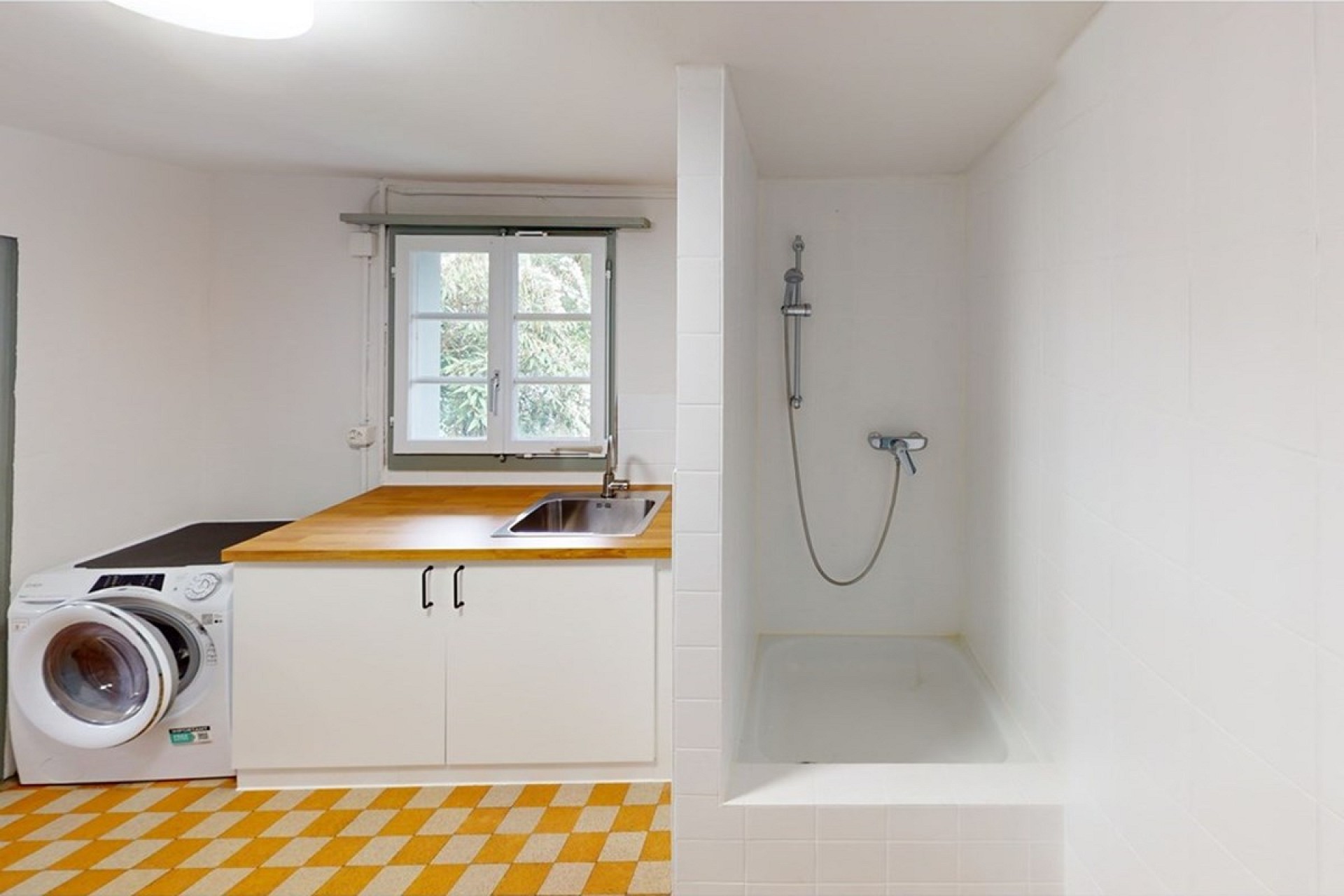 Hauswirtschaftsraum mit Dusche
