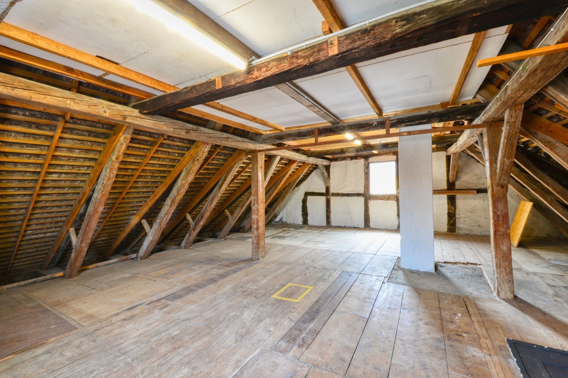 Unausgebauter Dachboden mit sichtbarem Dachstuhl