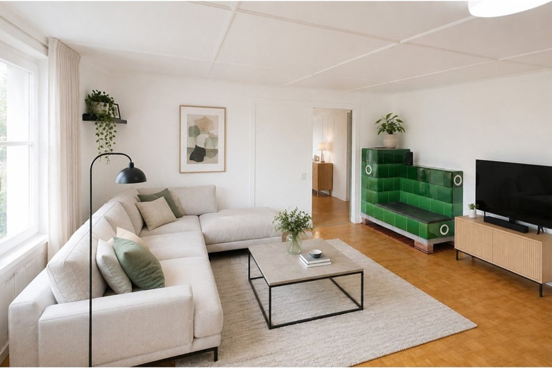 Helles Wohnzimmer mit Lounge-Sofa und grünem Kamin