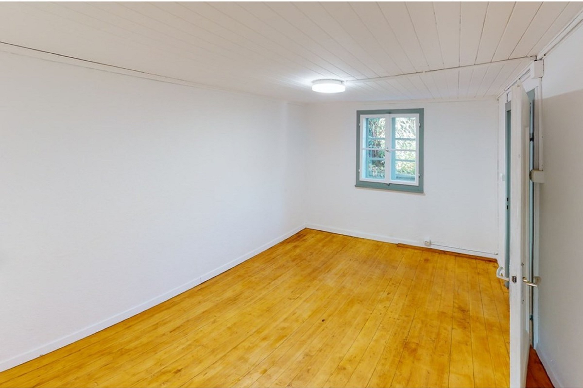 Leerer heller Raum mit Holzboden