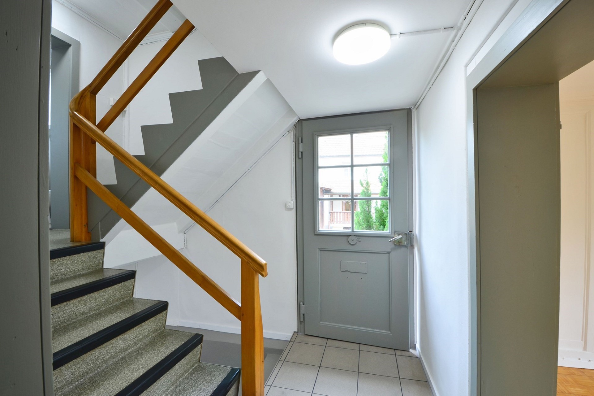 Treppenhaus mit Eingangstür