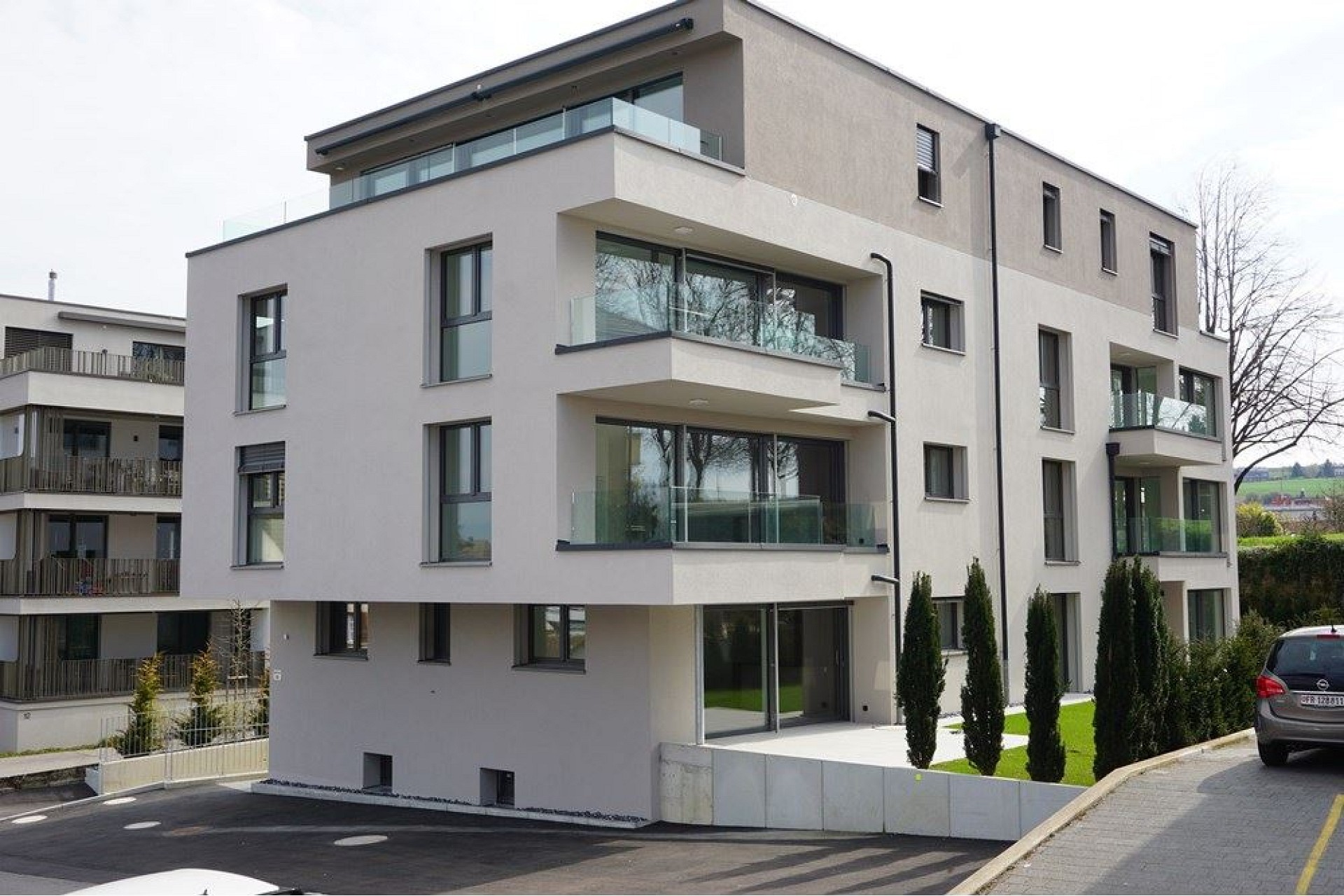 Modernes Mehrfamilienhaus mit Balkonen