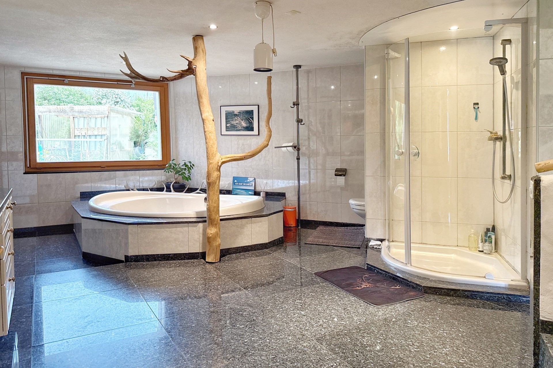 Großes Badezimmer mit Badewanne und Dusche