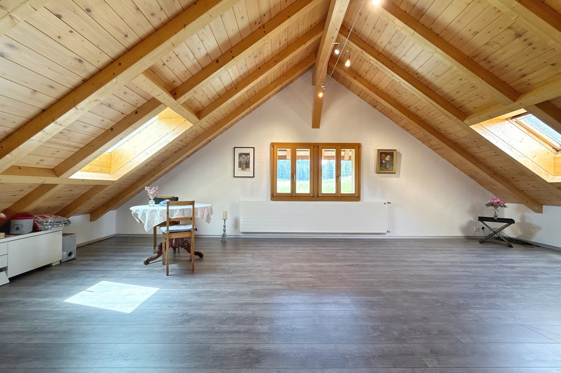 Dachgeschoss mit sichtbaren Holzbalken