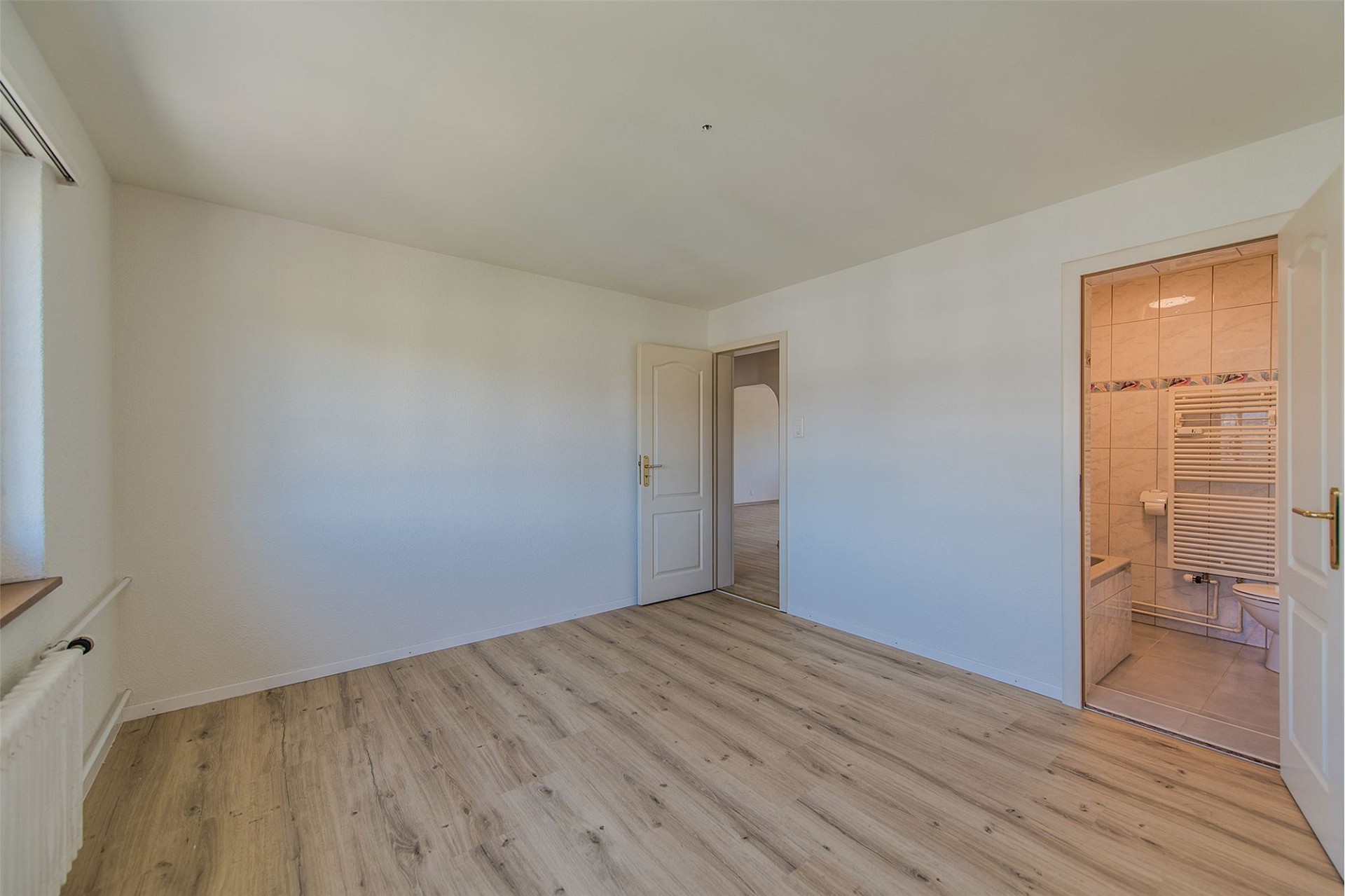 Helles, leerstehendes Zimmer mit angrenzendem Bad
