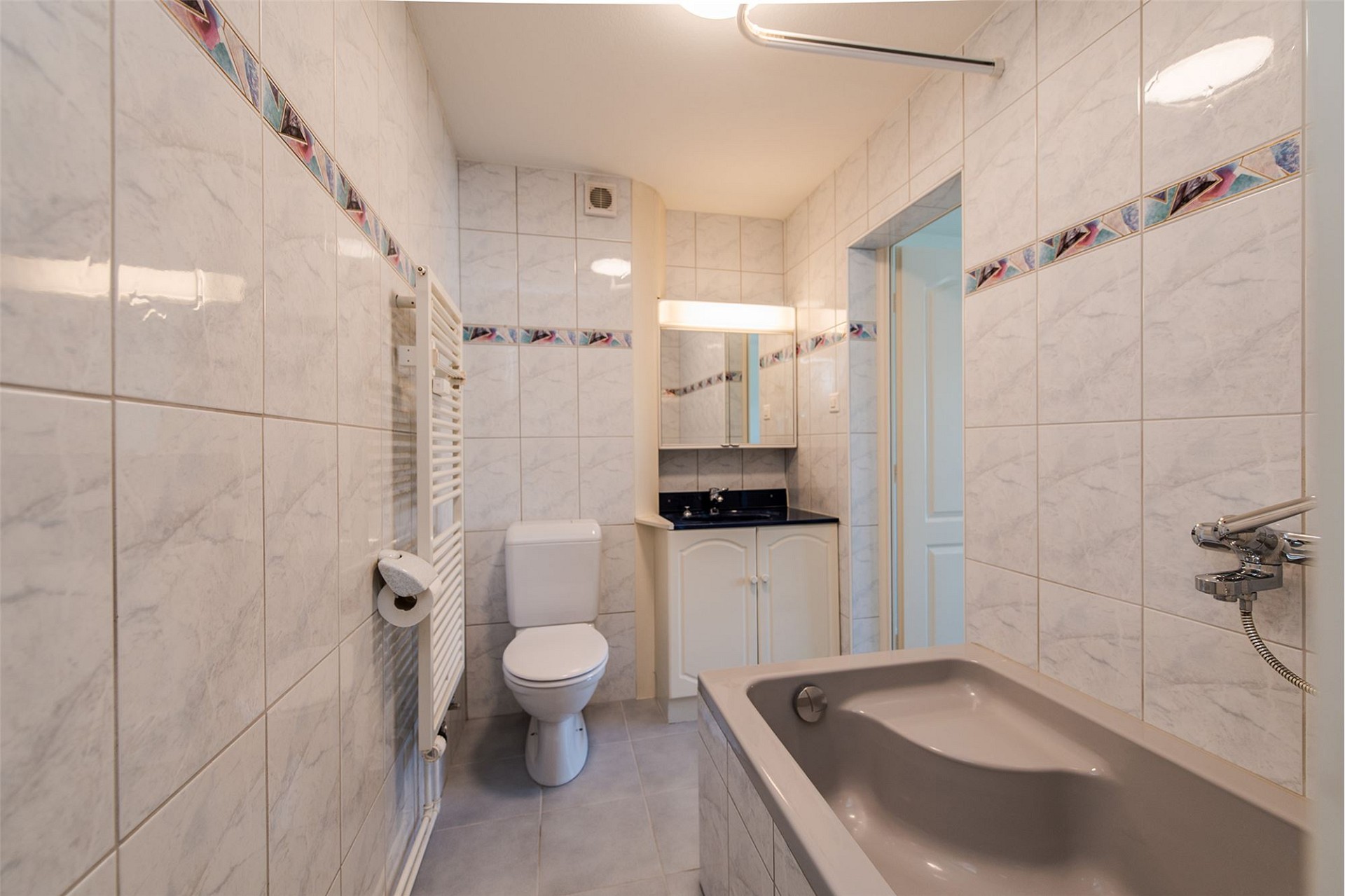 Gäste-WC mit Badewanne und Waschtisch