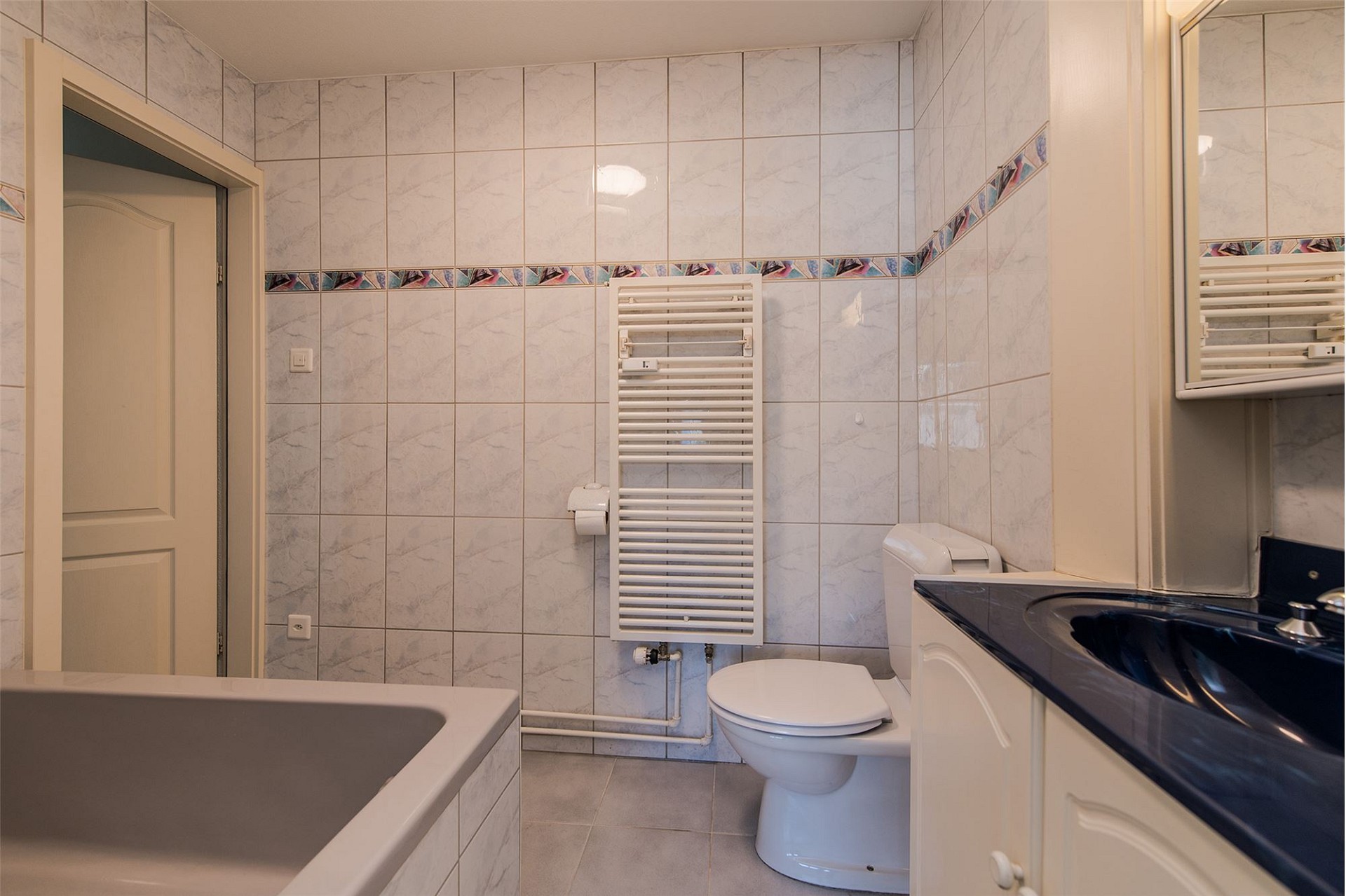 Badezimmer mit Badewanne, WC und Waschtisch