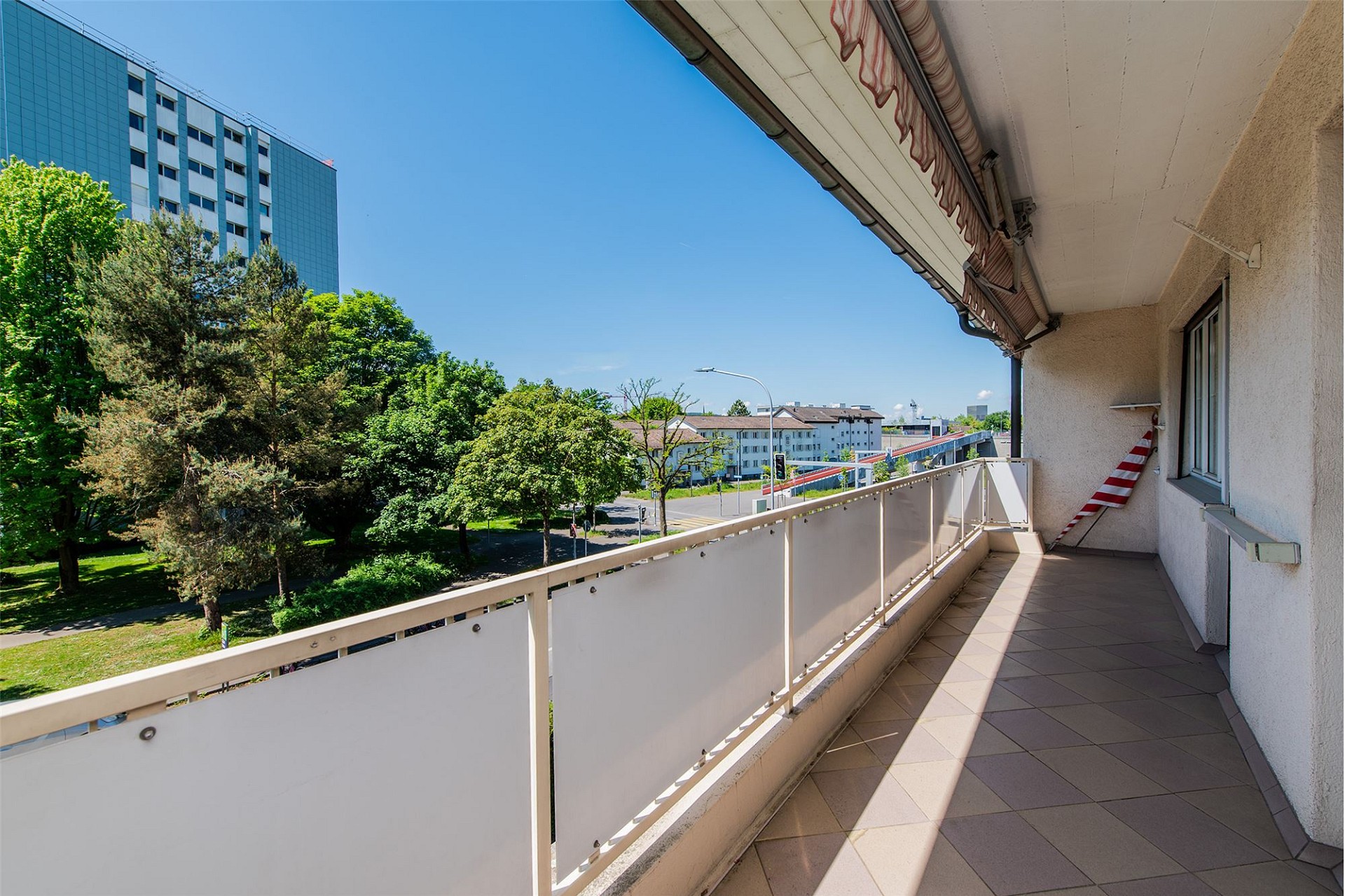 Balkon mit Stadt- und Grünblick