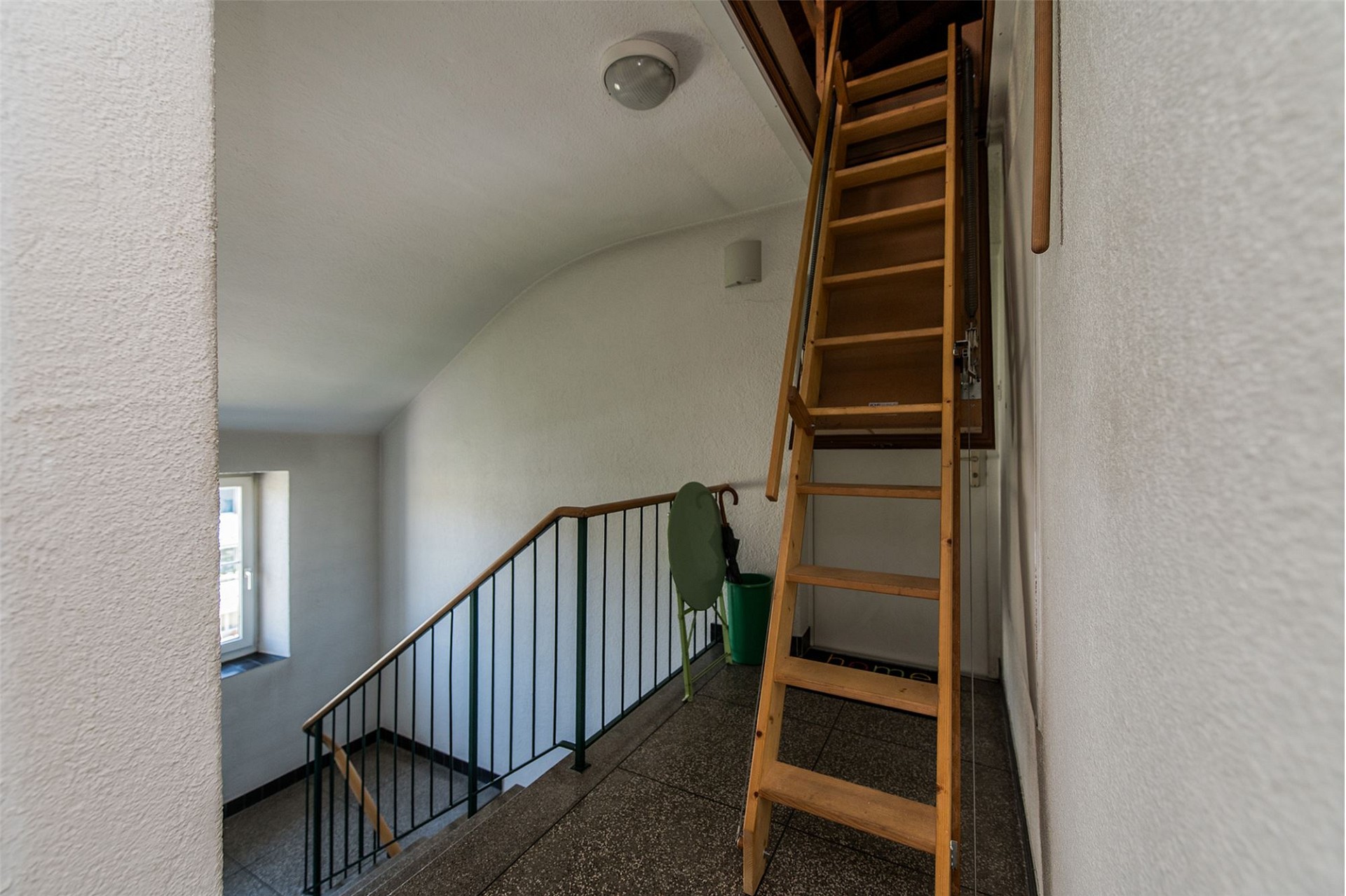 Dachboden-/Treppenhausbereich mit Leiterzugang