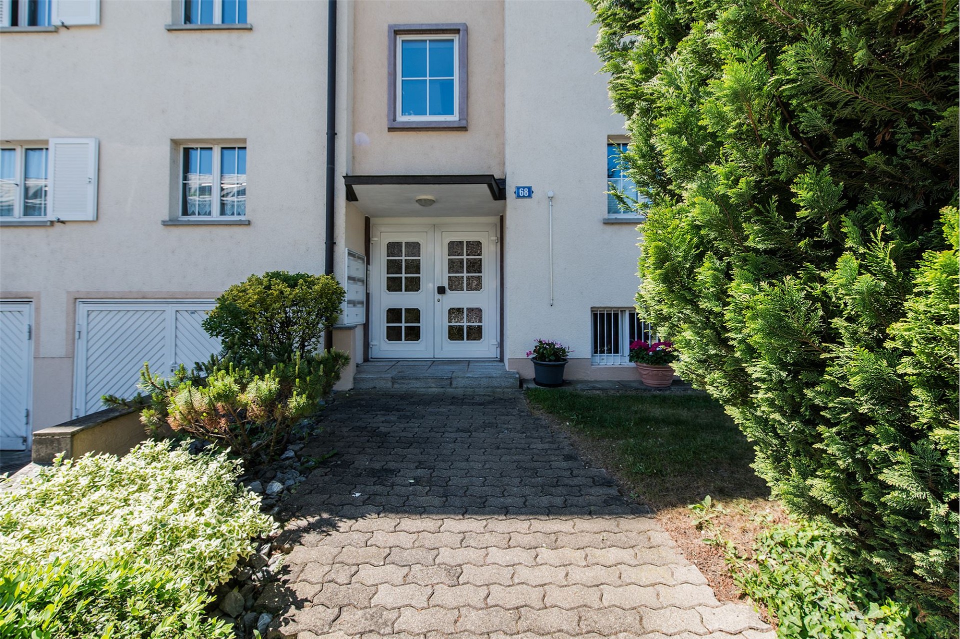Eingangsbereich eines Mehrfamilienhauses