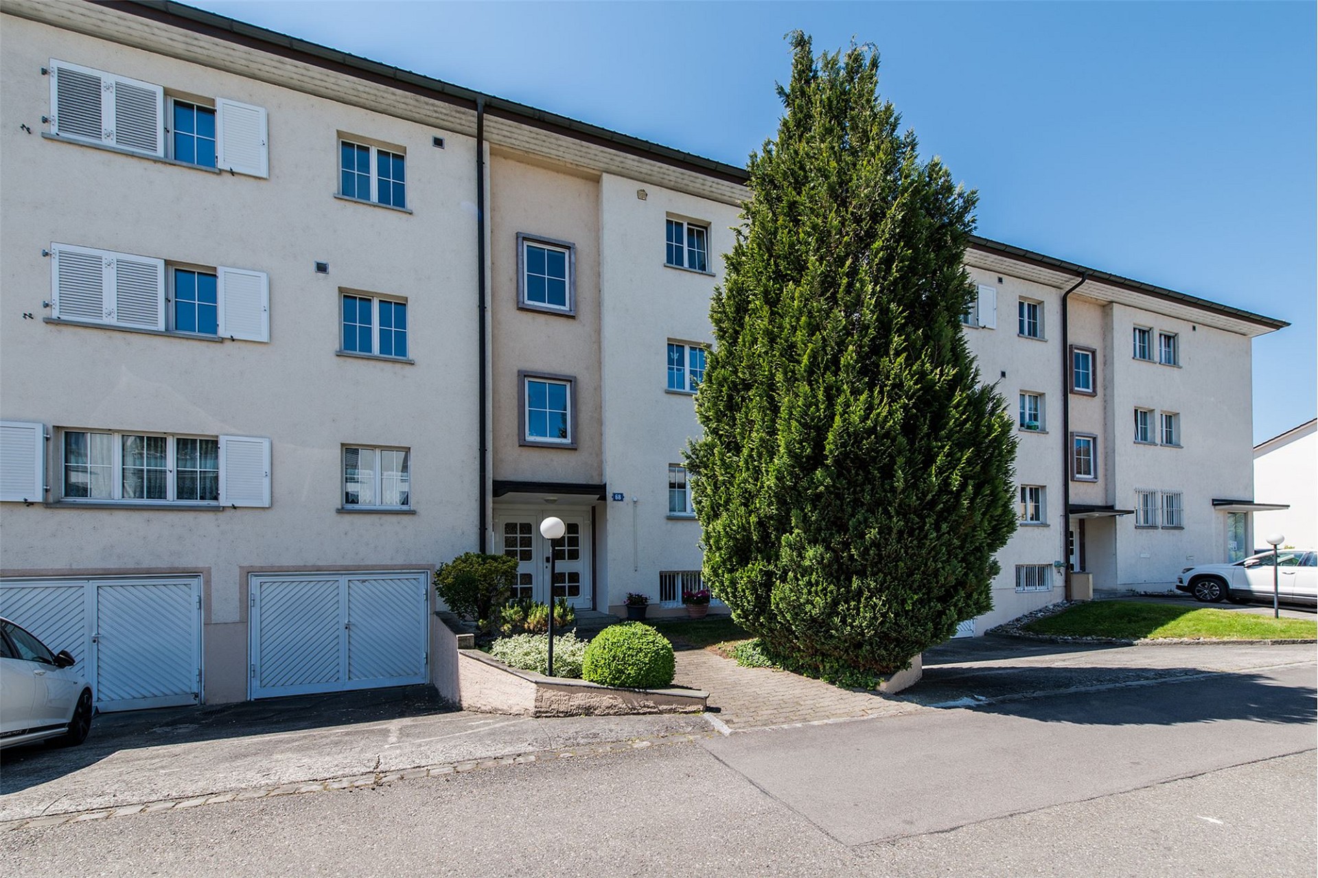 Mehrfamilienhaus mit Vorgarten und Garagen