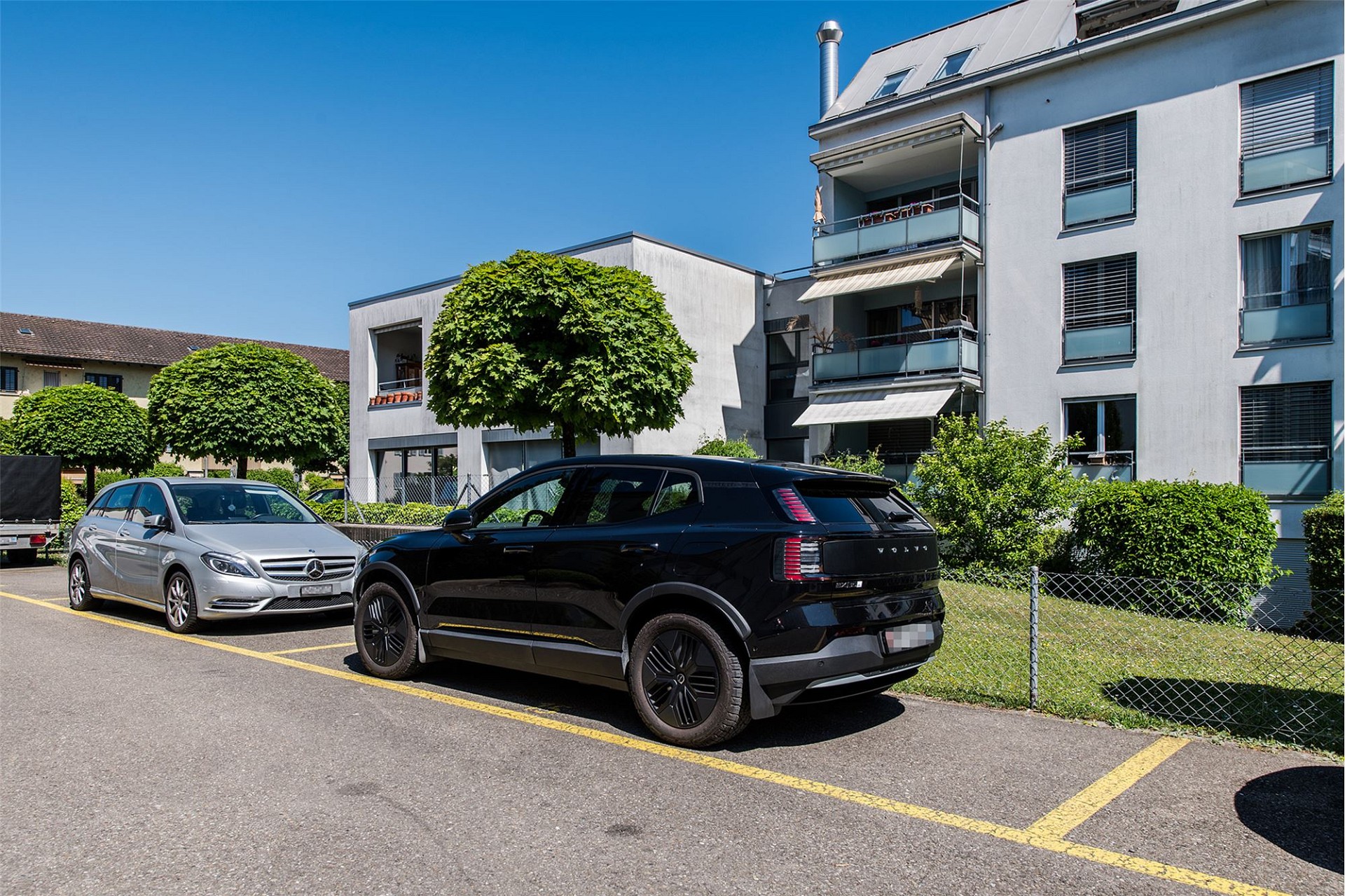 Modernes Wohnhaus mit Stellplätzen