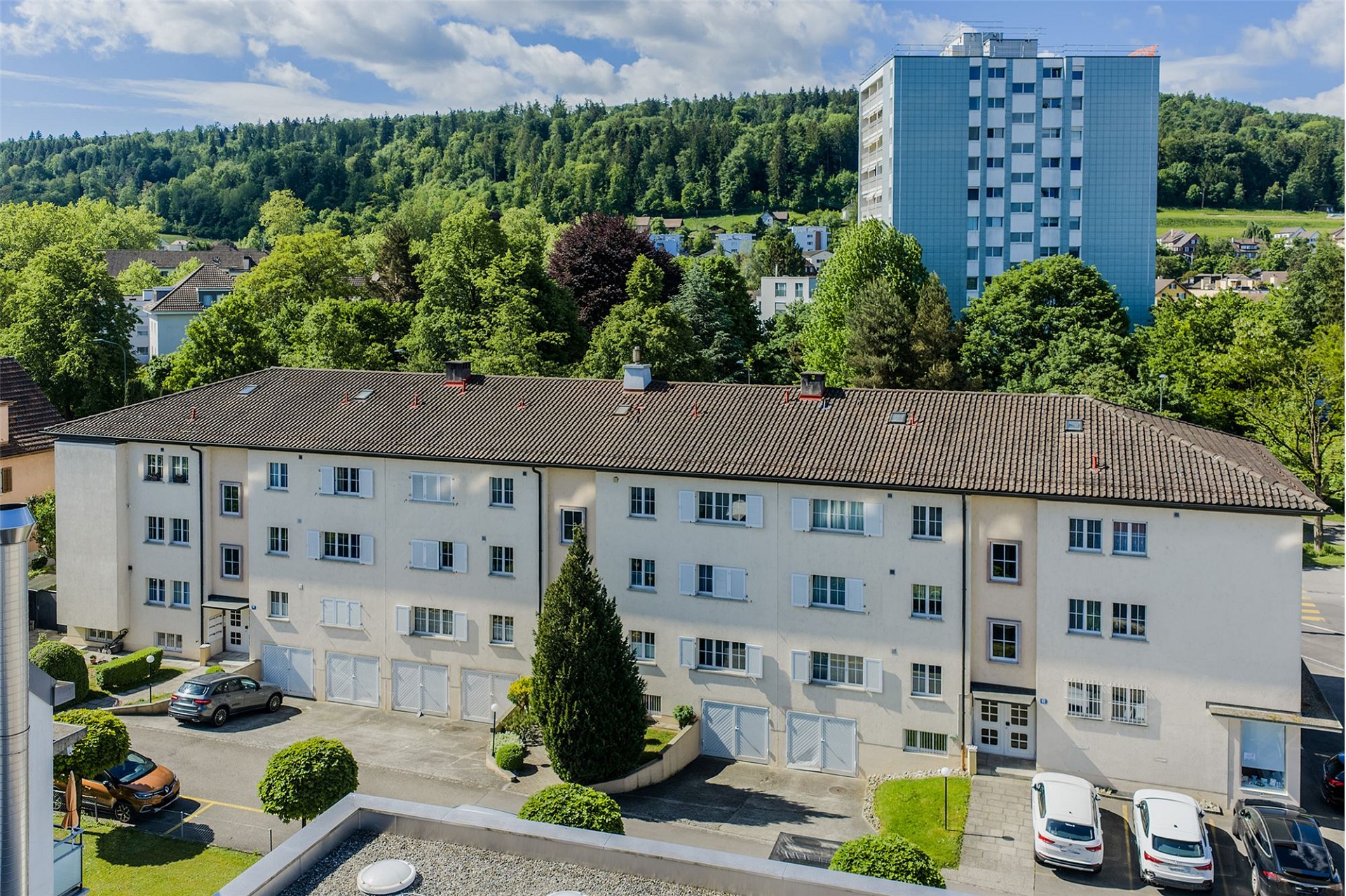 Wohnanlage mit Mehrfamilienhaus und grünem Umfeld