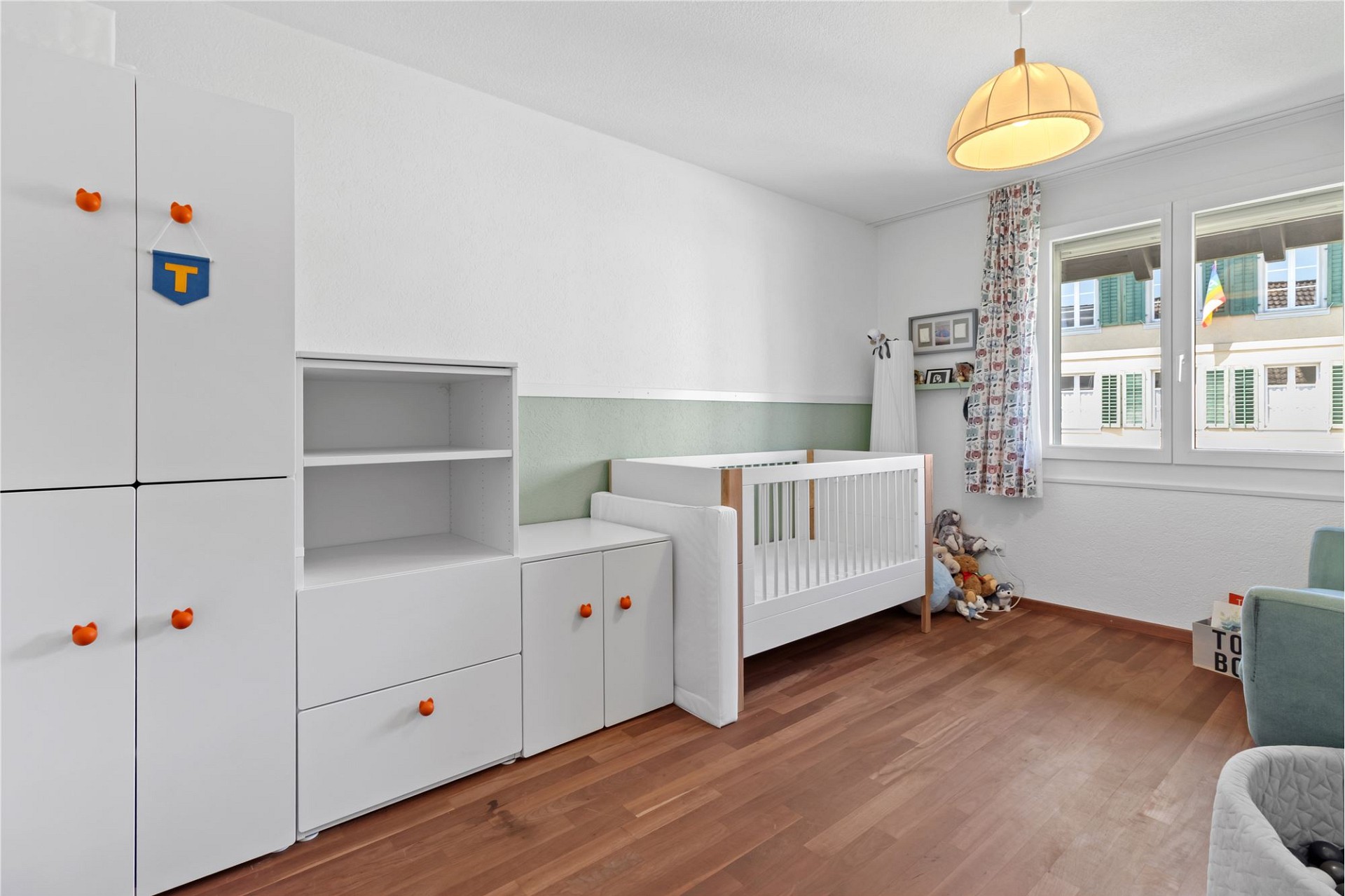 Helles Kinderzimmer mit Bett und Stauraum