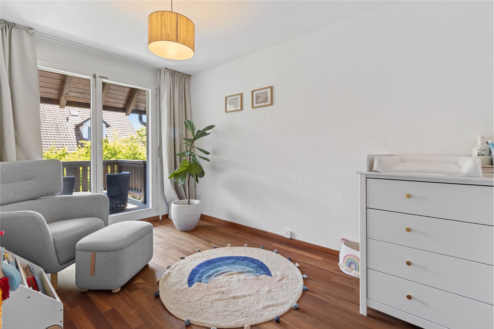 Helles Schlafzimmer mit Balkonzugang