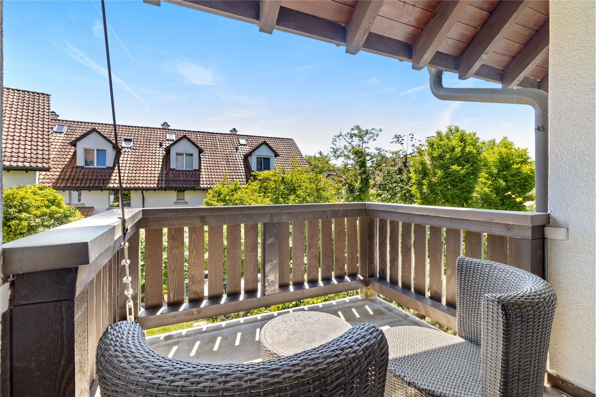 Balkon mit Blick auf Wohnanlage