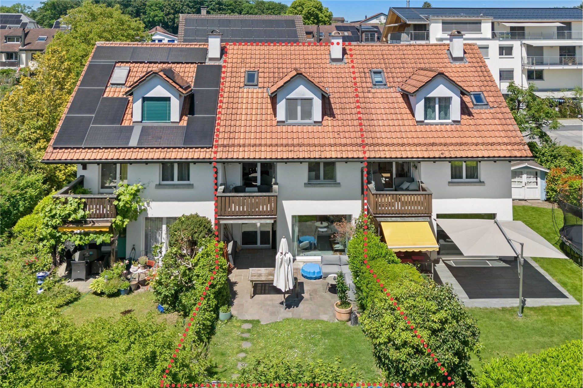 Mehrfamilienhaus mit Satteldach, Terrassen und Solaranlage