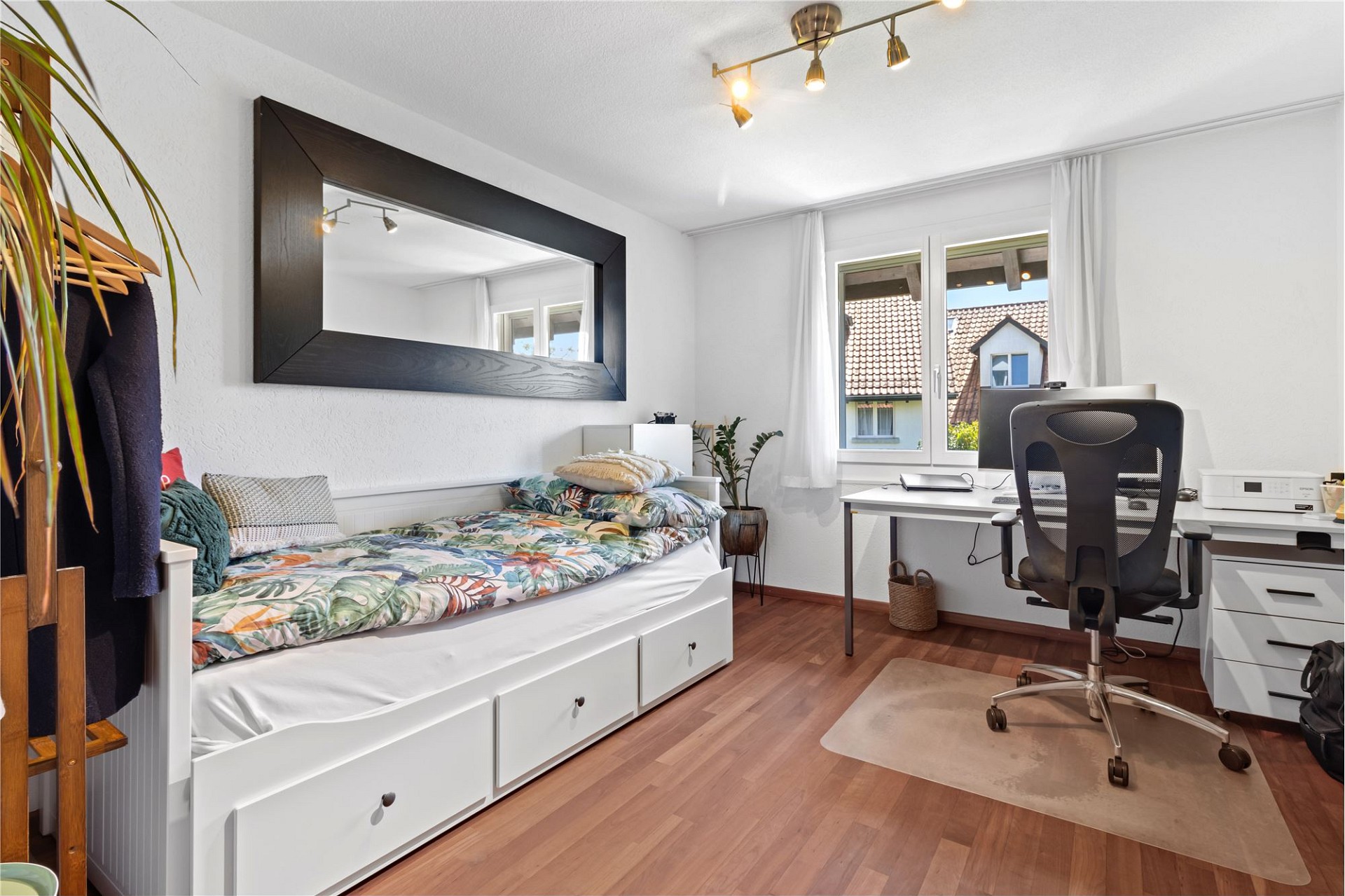 Helles Schlafzimmer mit Arbeitsbereich