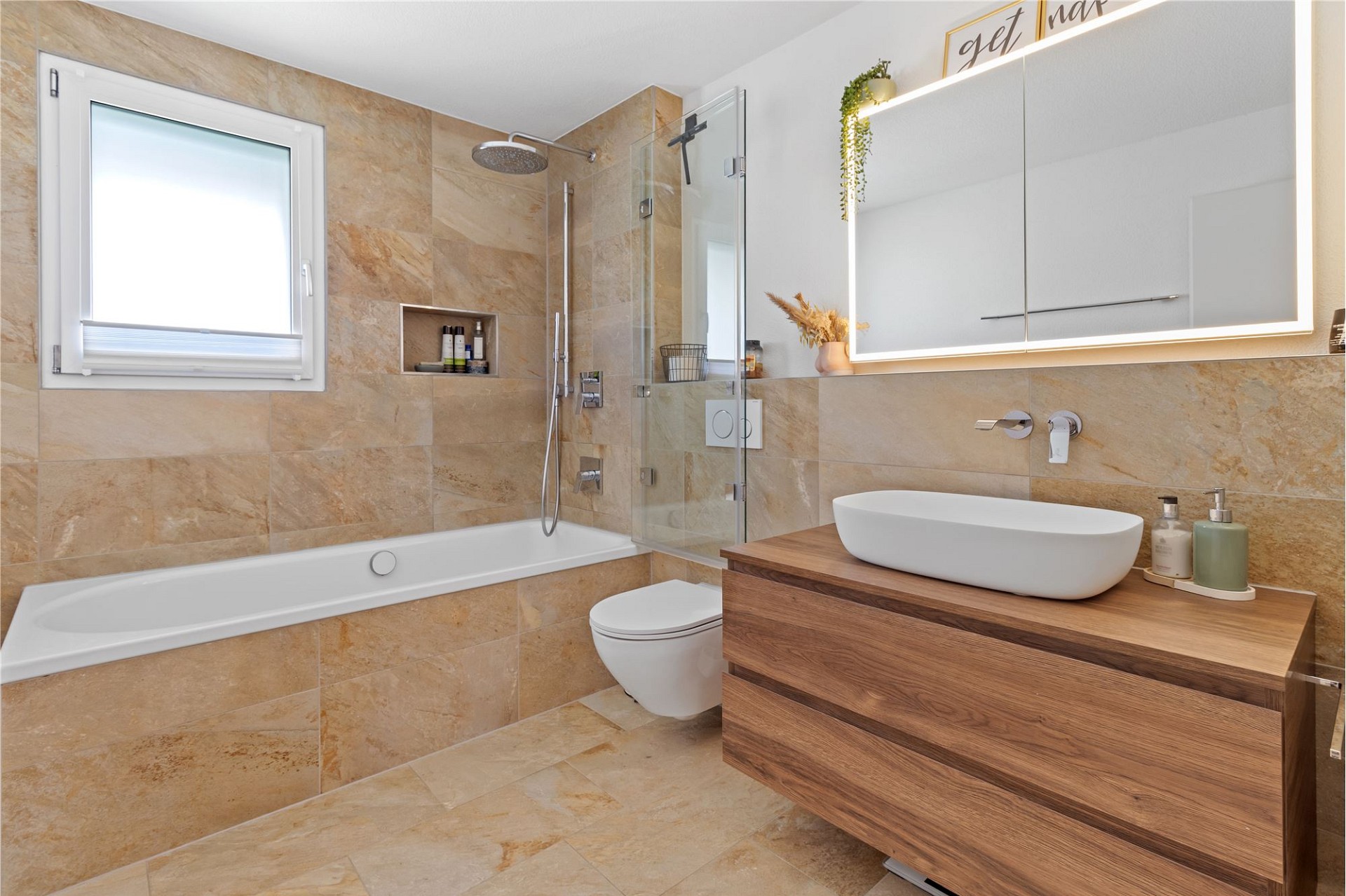 Modernes Badezimmer mit Badewanne und Waschtisch