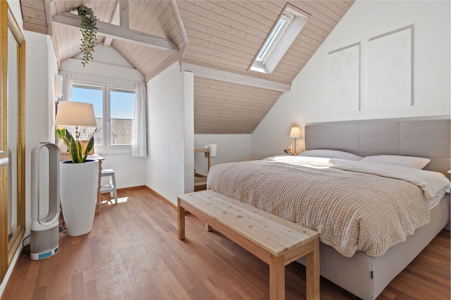 Helles Dachgeschoss-Schlafzimmer