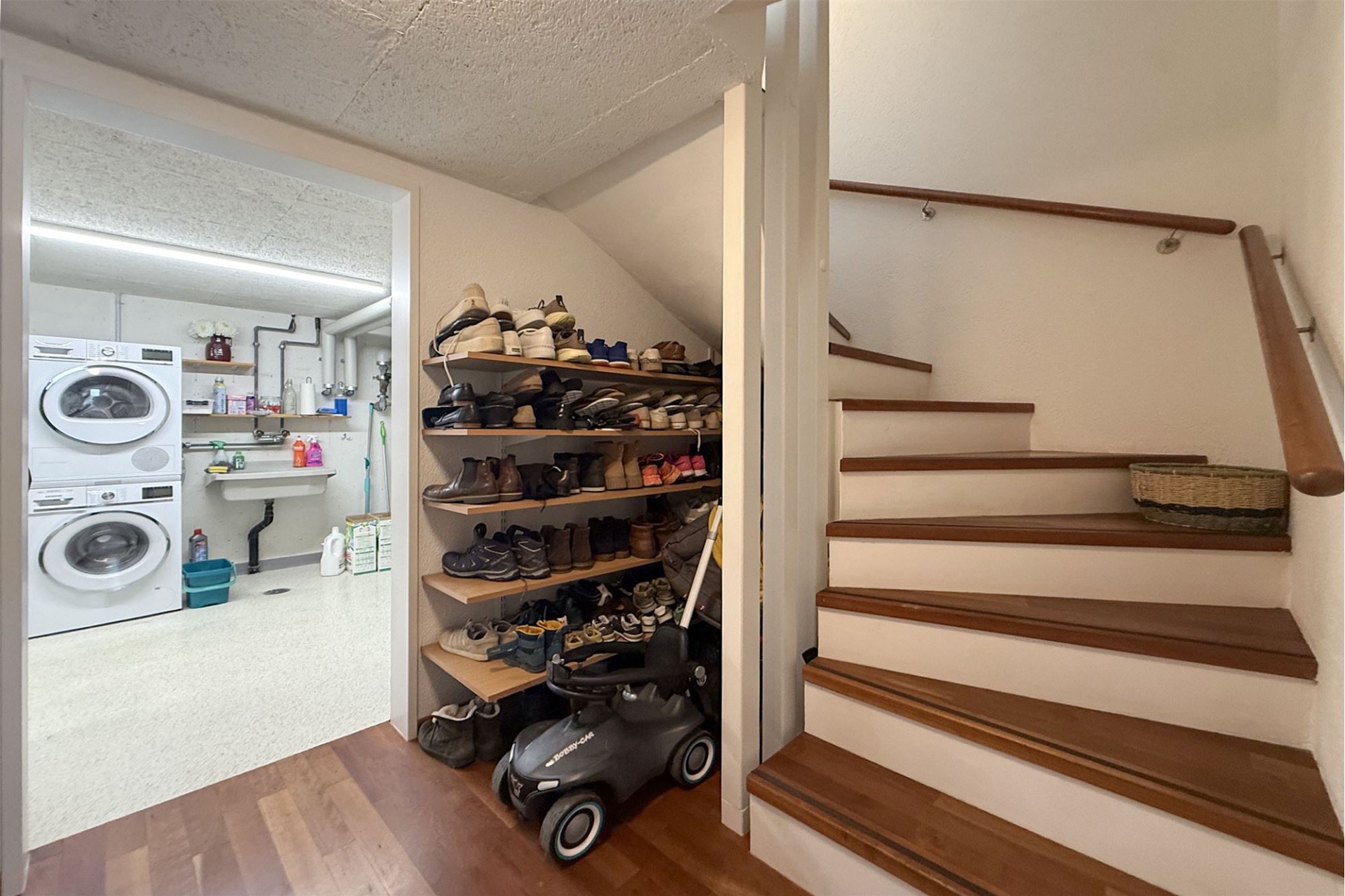 Flur mit Treppe, Schuhregal und Hauswirtschaftsbereich