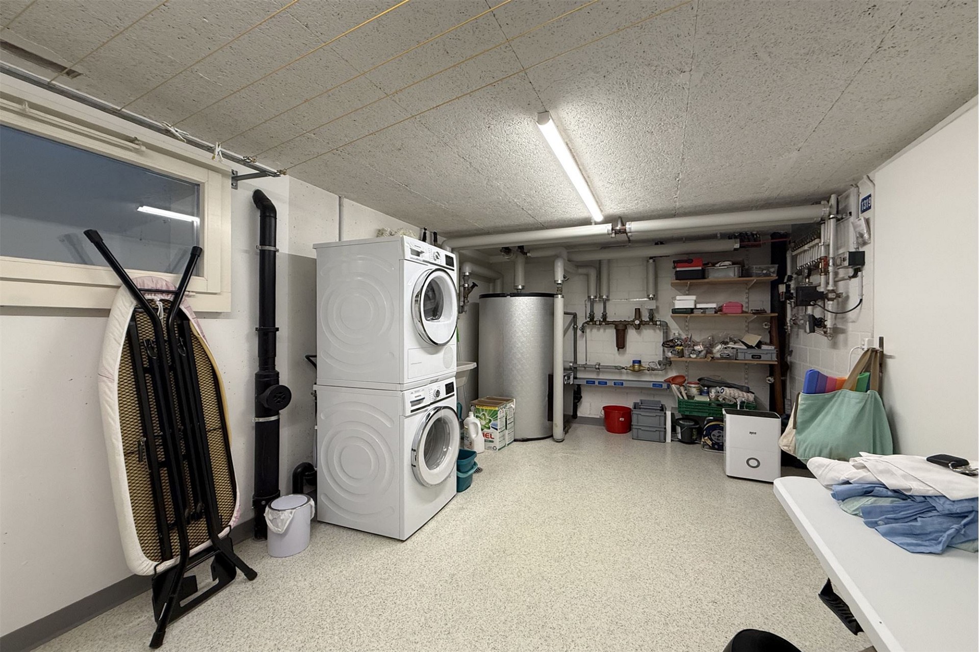 Hauswirtschaftsraum bzw. Technikraum mit Waschmaschinen und Heiztechnik