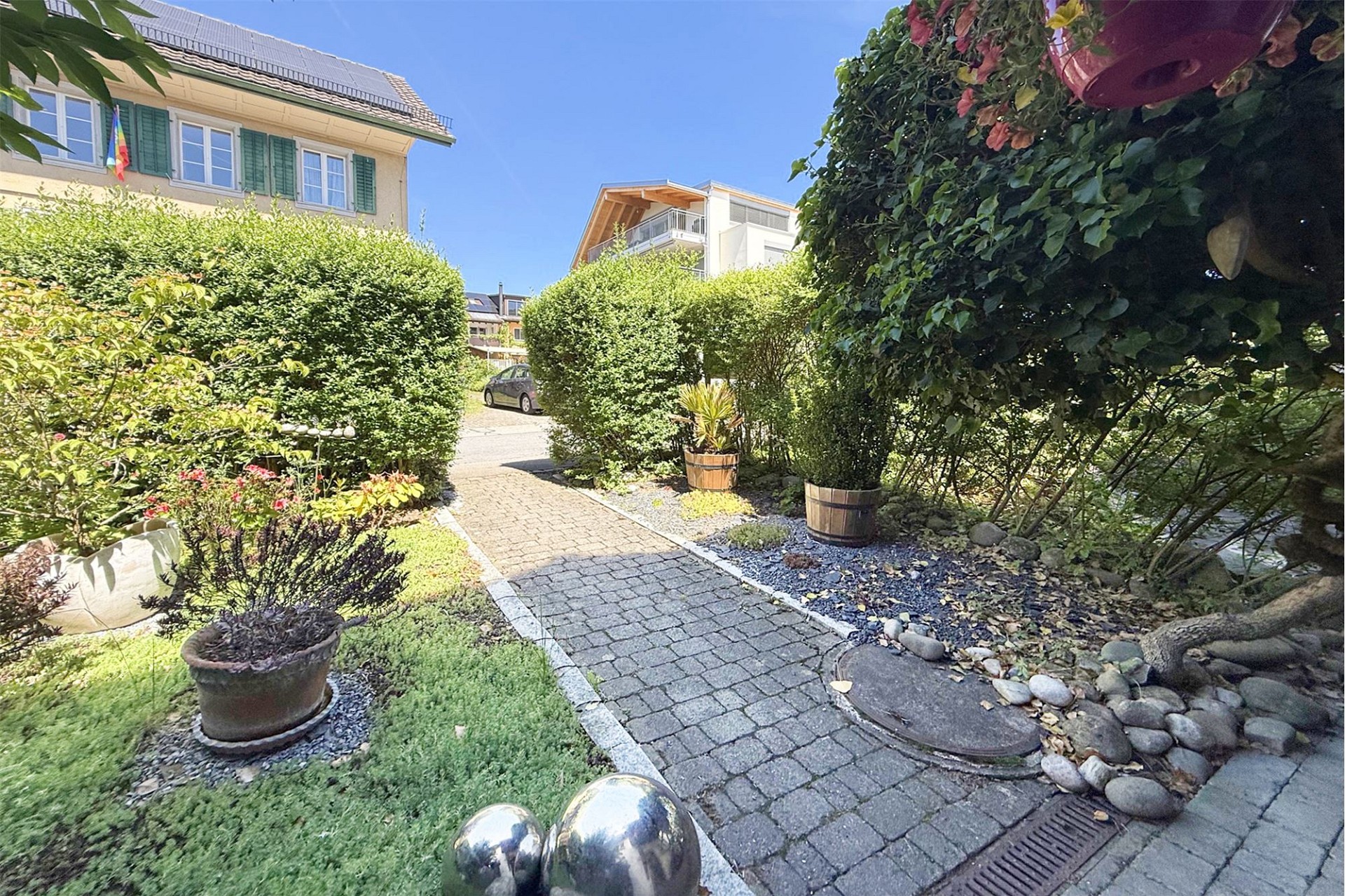 Gartenweg vor Wohnhäusern